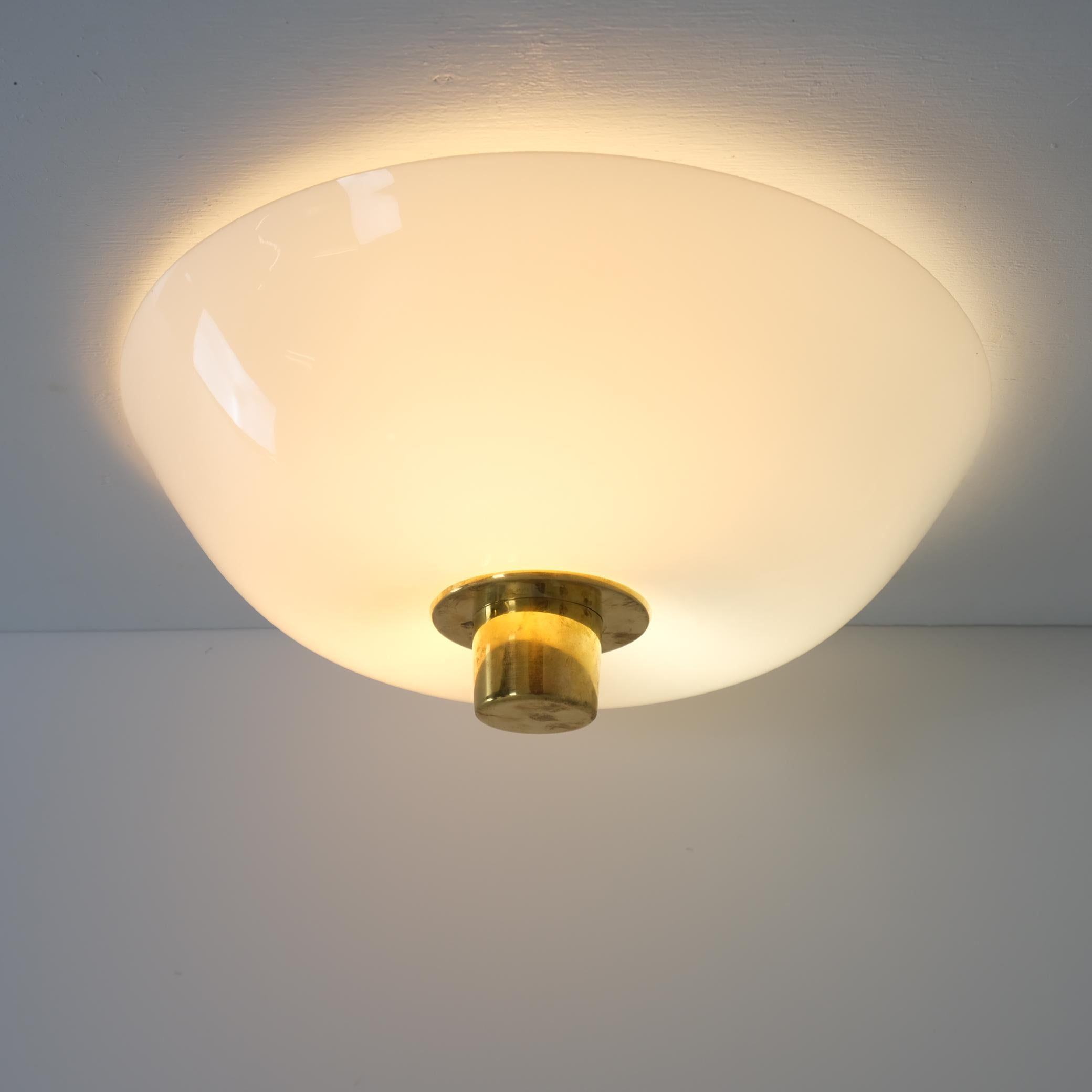 Metallo Lampada da soffitto classica Paavo Tynell 2098N, in ottone e vetro opalino, Idman 1950s in vendita