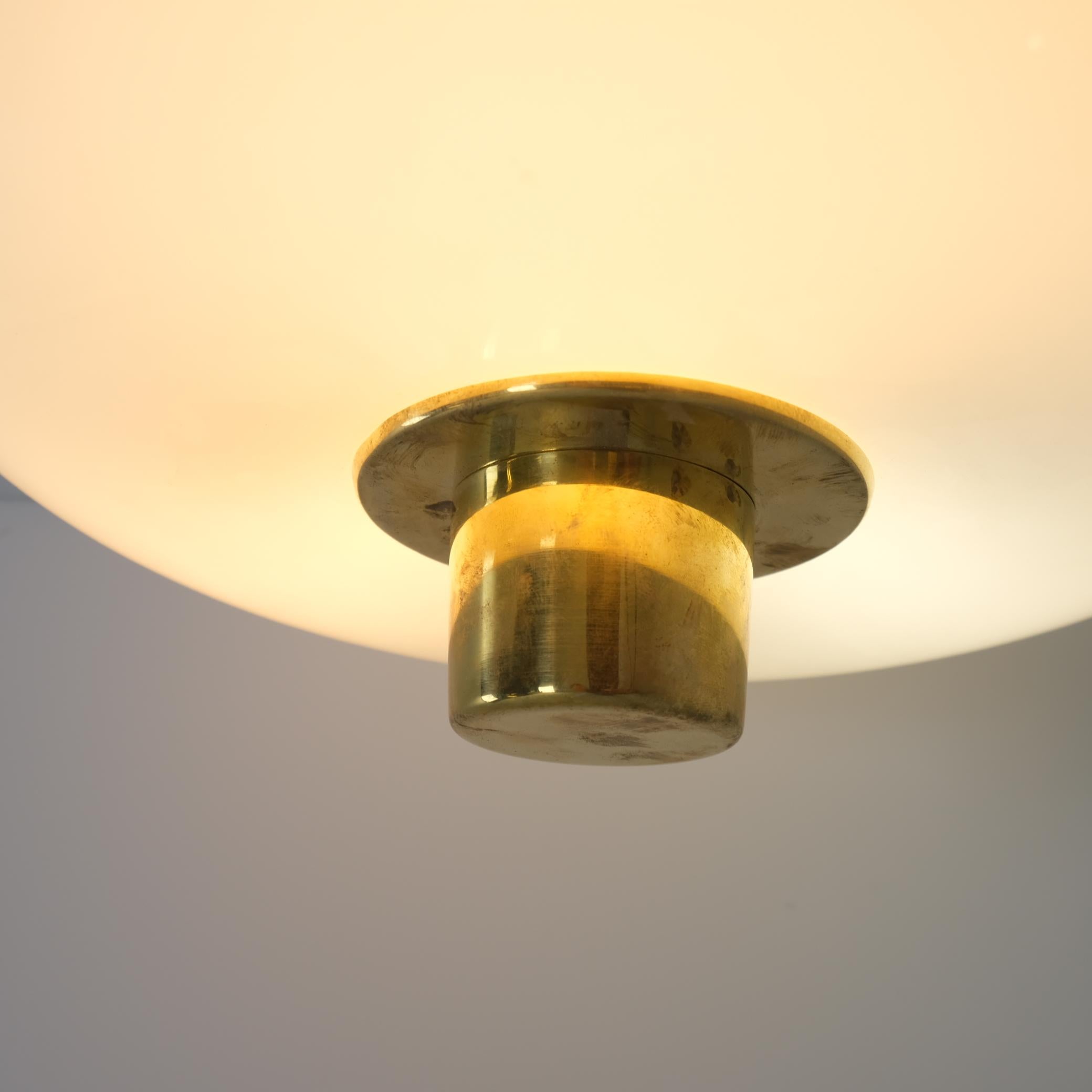 Lampada da soffitto classica Paavo Tynell 2098N, in ottone e vetro opalino, Idman 1950s in vendita 1