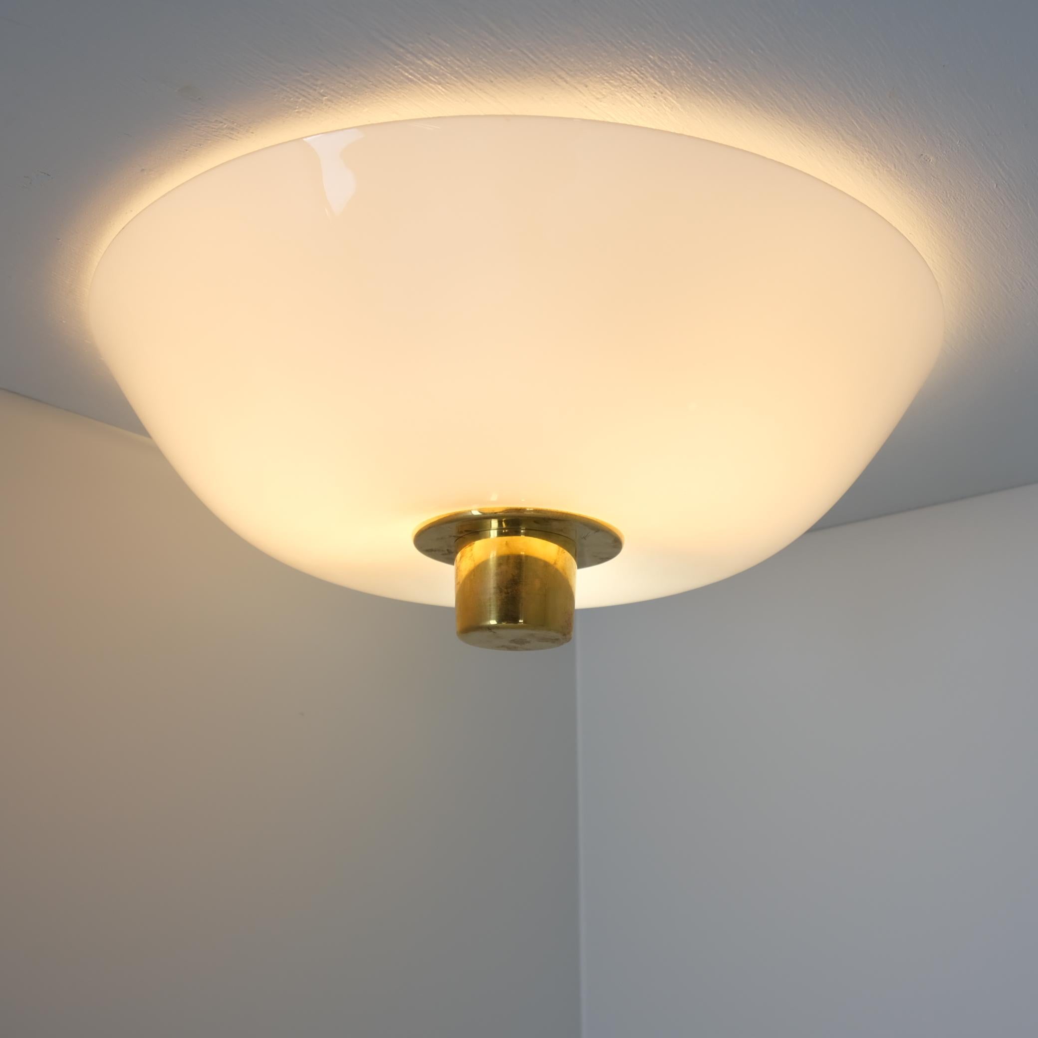 Lampada da soffitto classica Paavo Tynell 2098N, in ottone e vetro opalino, Idman 1950s in vendita 2