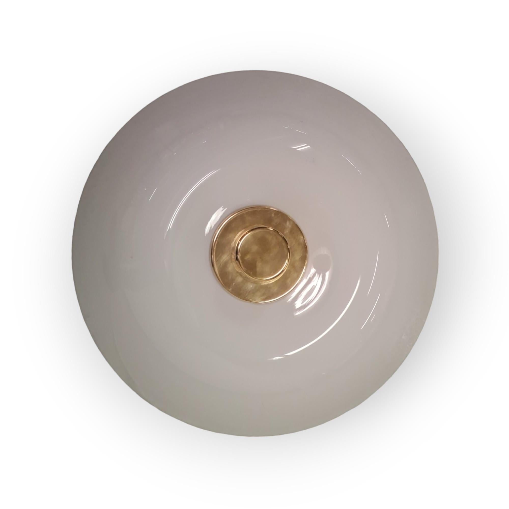 Lampada da soffitto classica Paavo Tynell 2098N, in ottone e vetro opalino, Idman 1950s in vendita 2