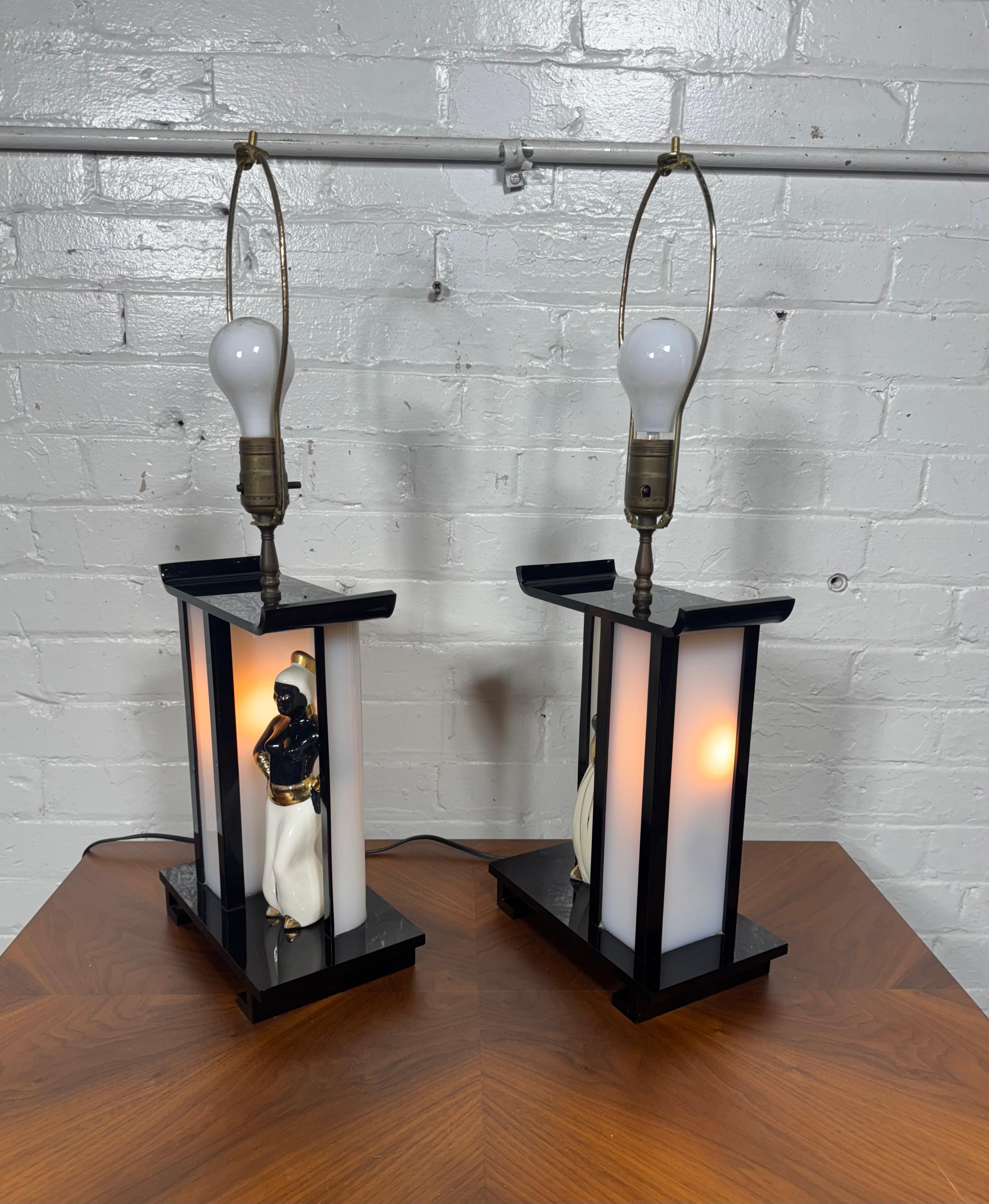Mid-Century Modern Paire de lampes MOSS classiques des années 1950, figures Blackamoor noir / or en vente