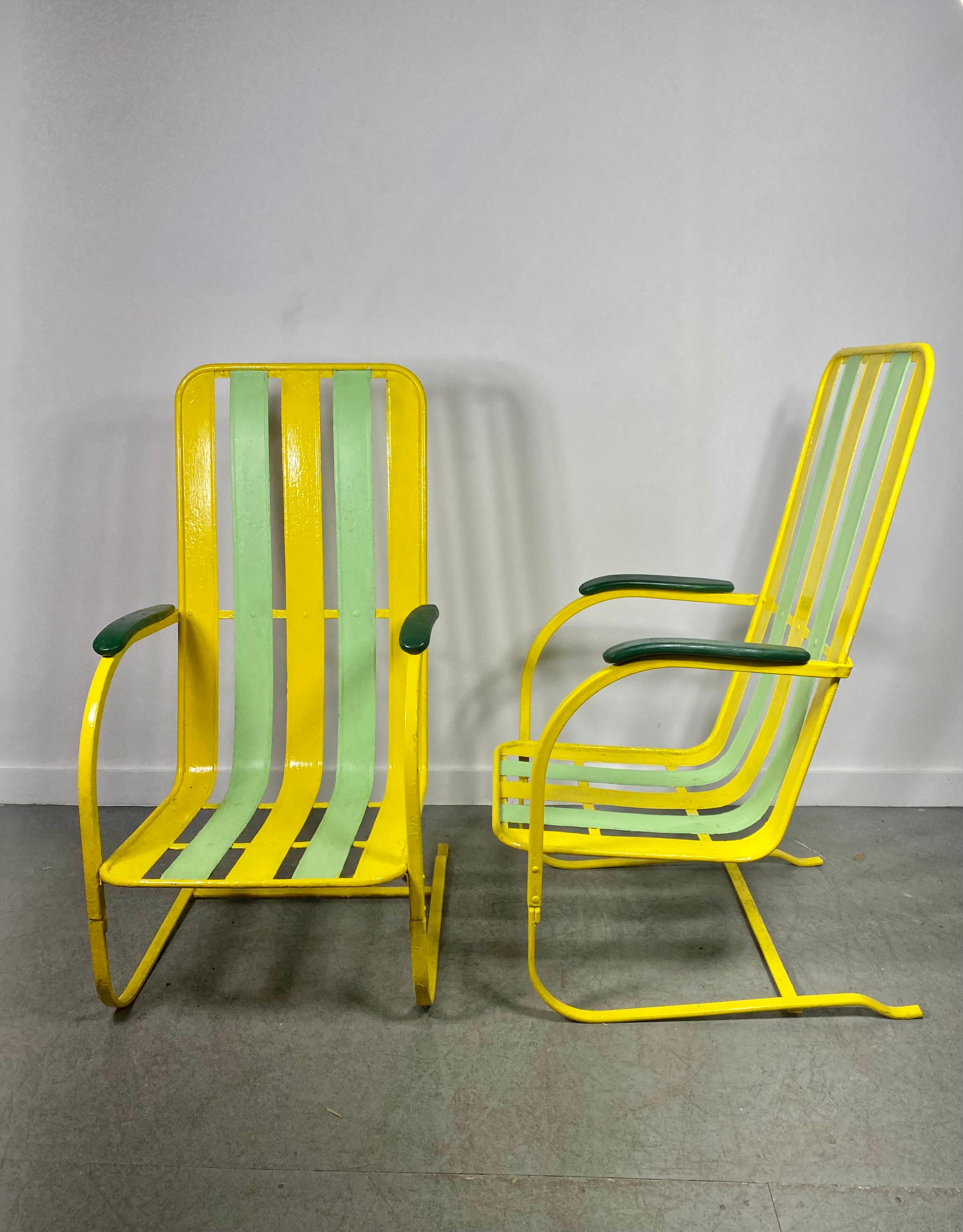 Klassisches Paar Art-Deco-Sessel mit hoher Rückenlehne aus Federstahl, die Lloyd Loom zugeschrieben werden, entworfen von Kem Weber. Super stylisch. Erstaunliches Design,, Neu lackiert irgendwann in Spaß, skurrilen Farben..Extrem komfortabel,, Hand