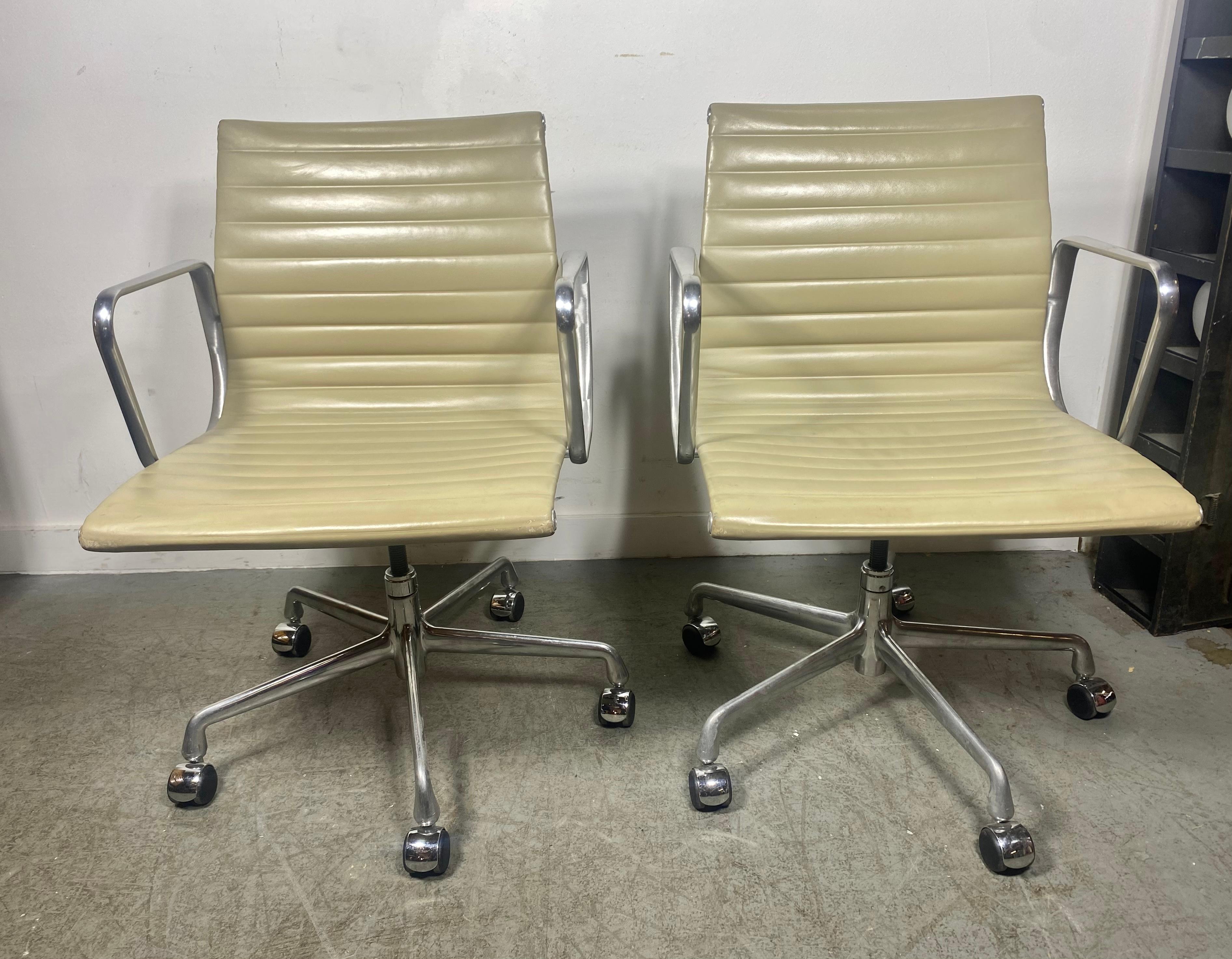 Mid-Century Modern Classic Pair Eames Aluminum Group Office Chairs ivory leather, Herman Miller