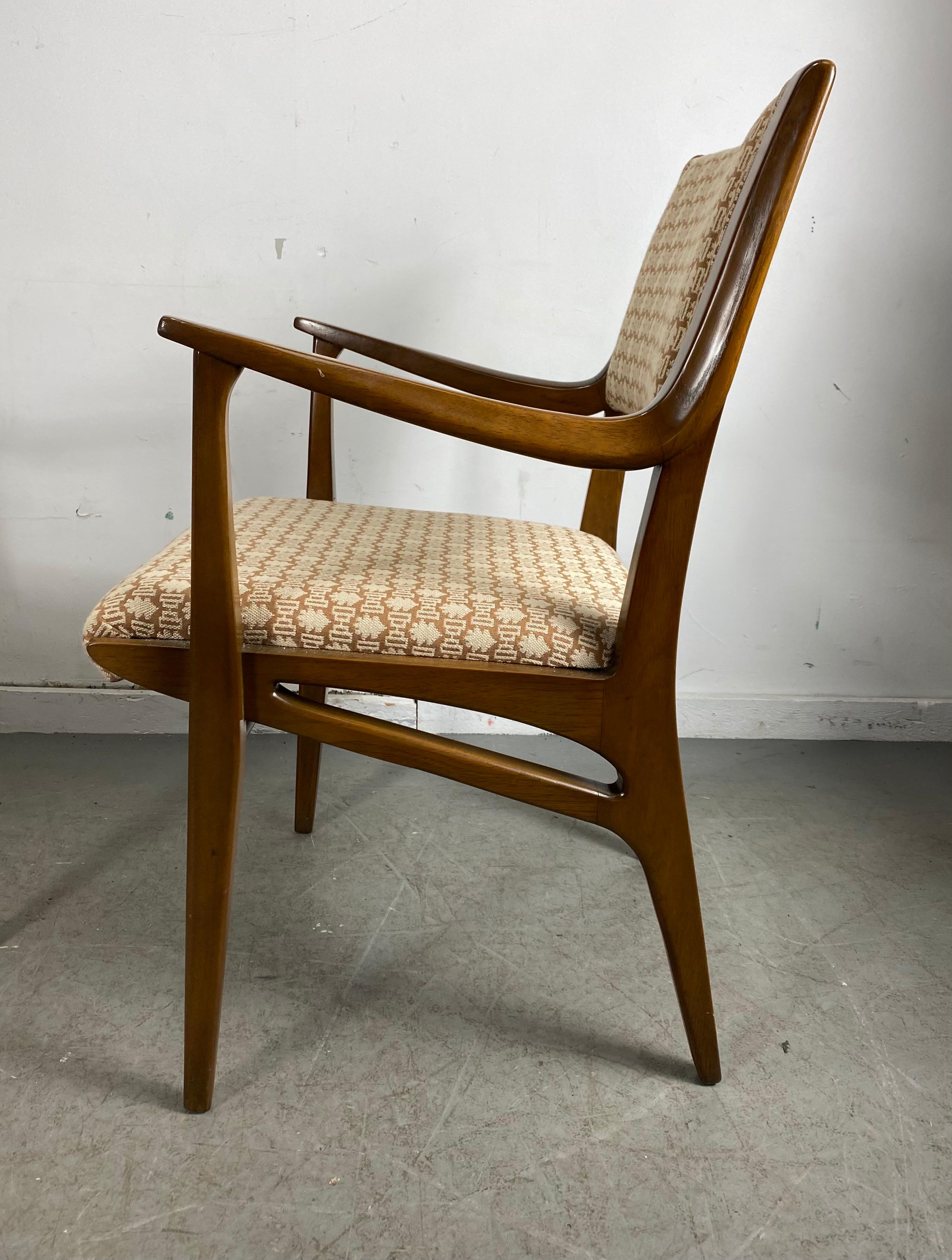 Paire classique de fauteuils modernistes par John Van Koert pour Drexe, état original étonnant, solide. Construction robuste, qualité supérieure, noyer sculpté, extrêmement confortable.