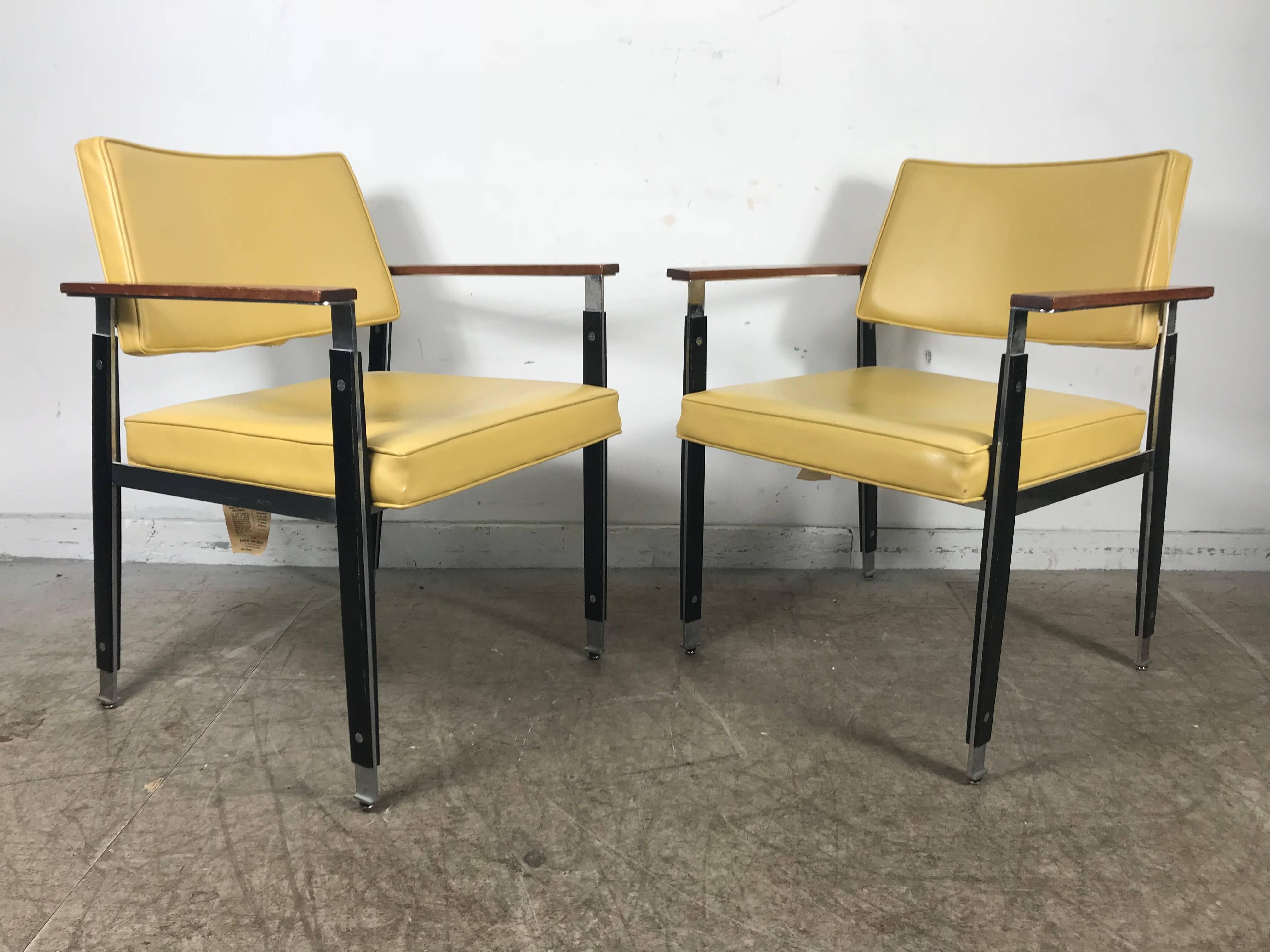 Américain Paire classique de fauteuils modernistes de Robert Johns en acier inoxydable en vente