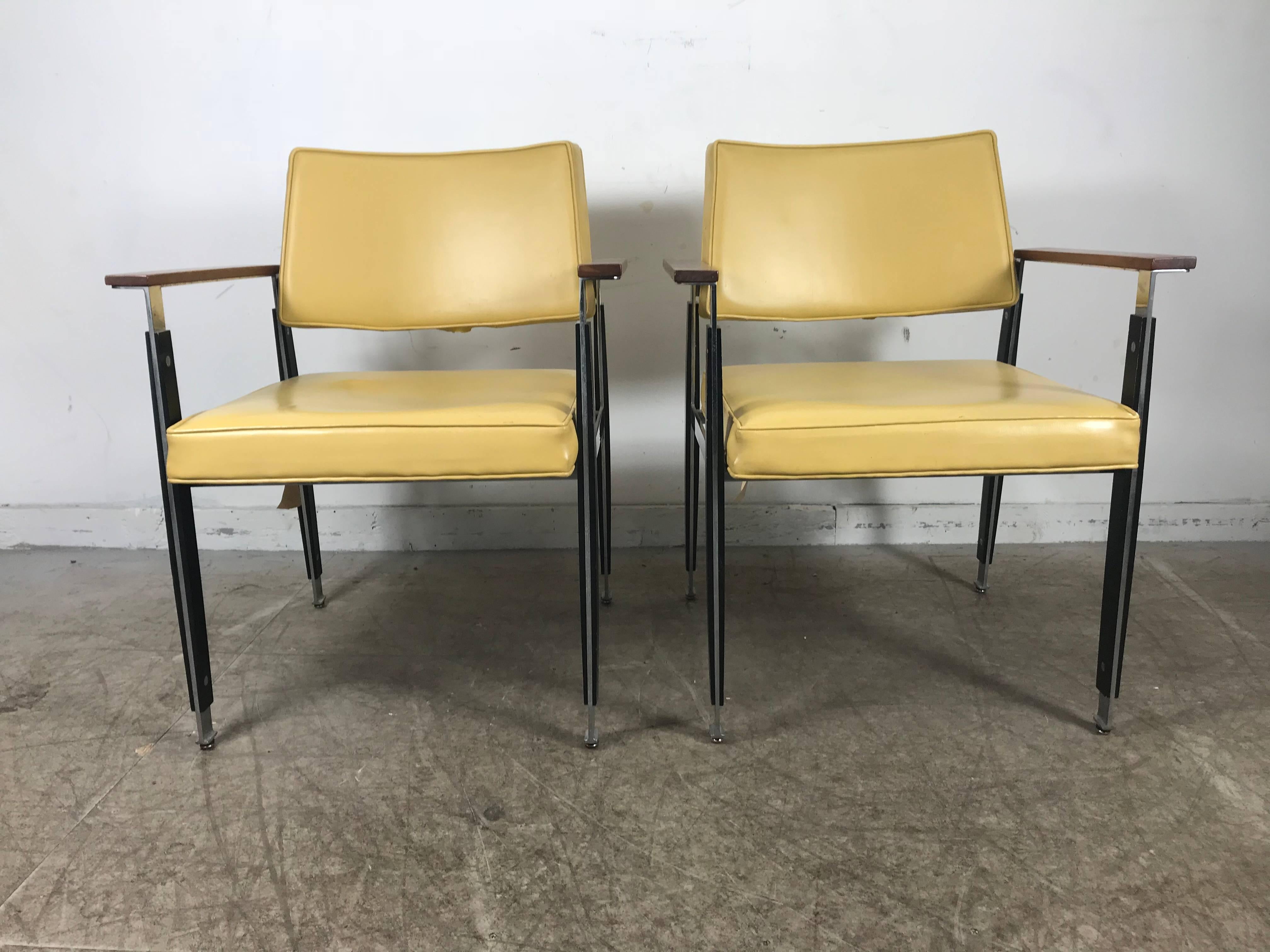 Paire classique de fauteuils modernistes de Robert Johns en acier inoxydable Bon état - En vente à Buffalo, NY
