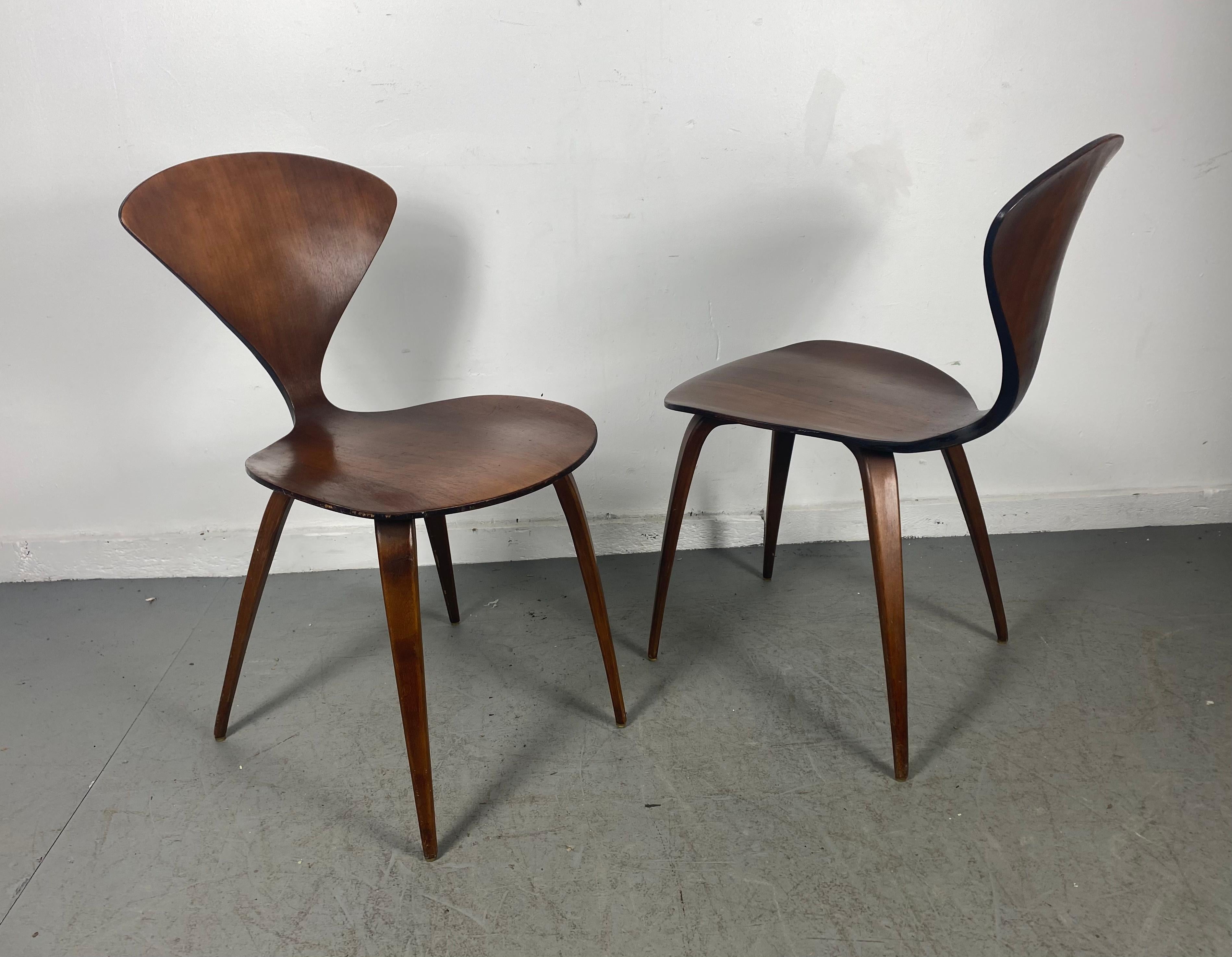 Mid-20th Century Classic Pair Modernist Plywood Side Chairs by Norman Cherner for Plycraft