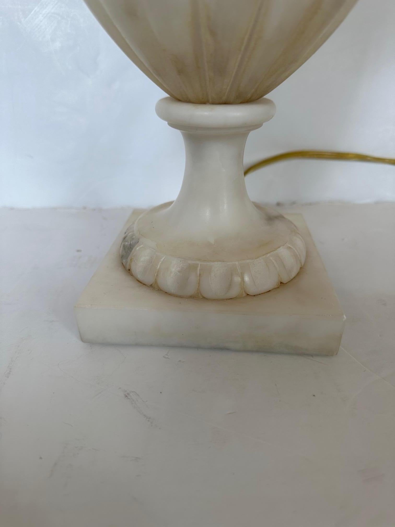 Klassisches Paar antiker Alabaster-Tischlampen (amerikanisch) im Angebot