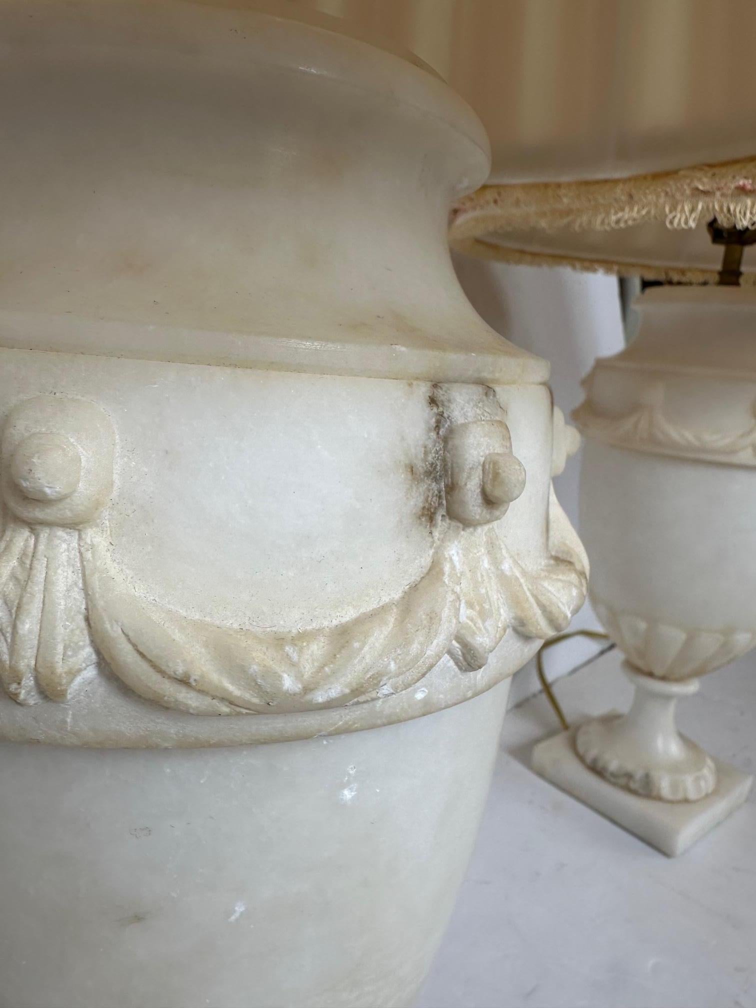 Paire de lampes de table classiques en albâtre ancien Bon état - En vente à Hopewell, NJ