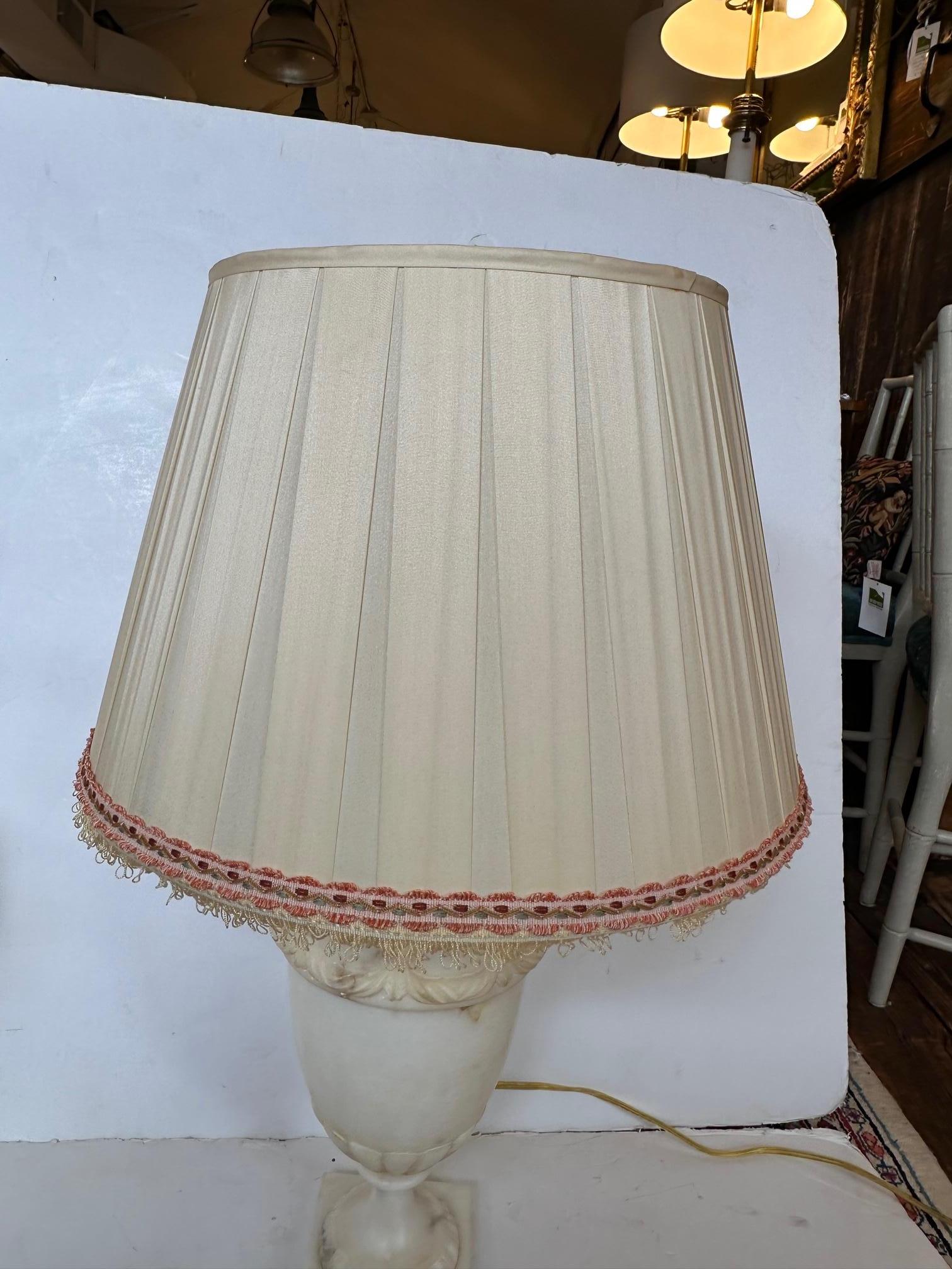 Albâtre Paire de lampes de table classiques en albâtre ancien en vente
