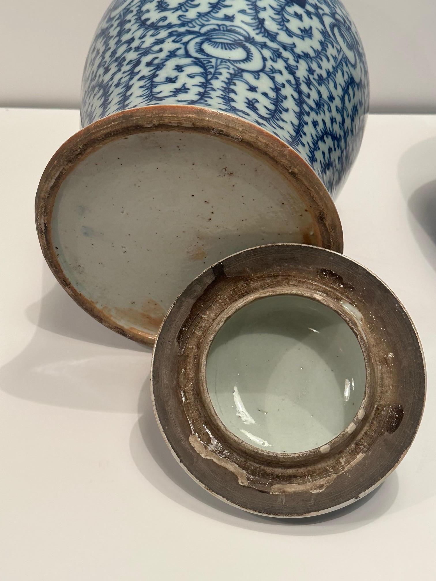 Esportazione cinese Coppia classica di antichi vasi da sposa cinesi con coperchio bianco e blu in vendita