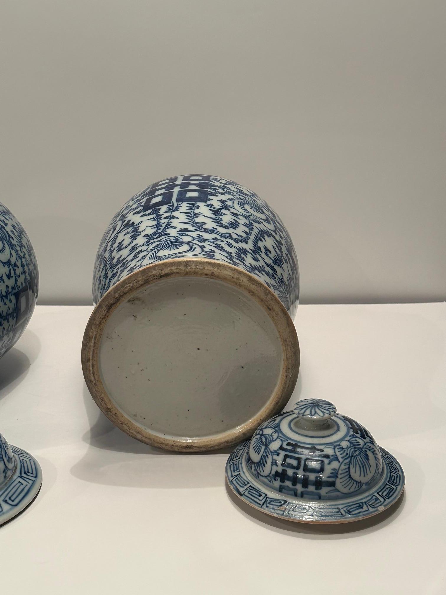 Cinese Coppia classica di antichi vasi da sposa cinesi con coperchio bianco e blu in vendita