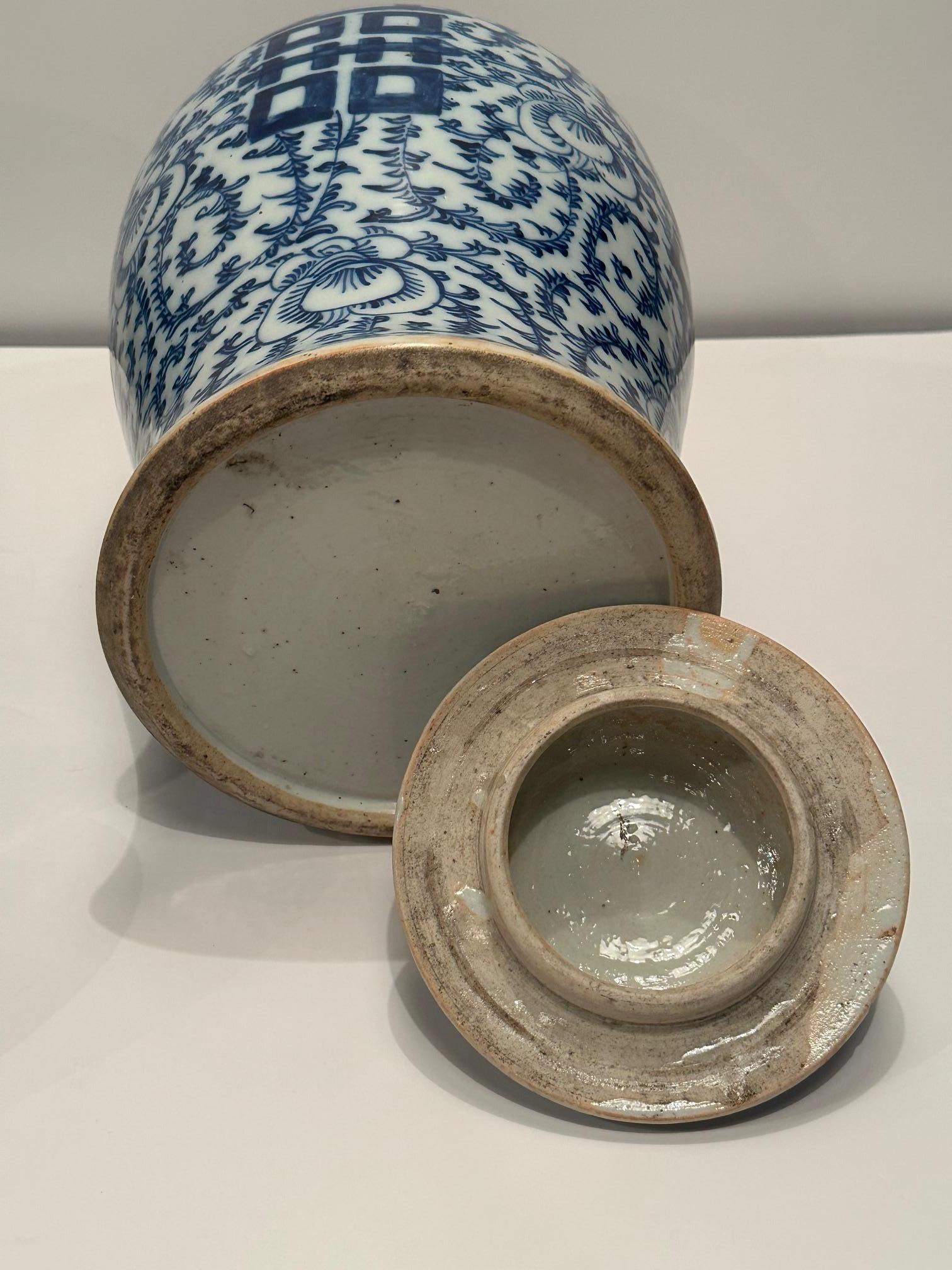 Porcellana Coppia classica di antichi vasi da sposa cinesi con coperchio bianco e blu in vendita