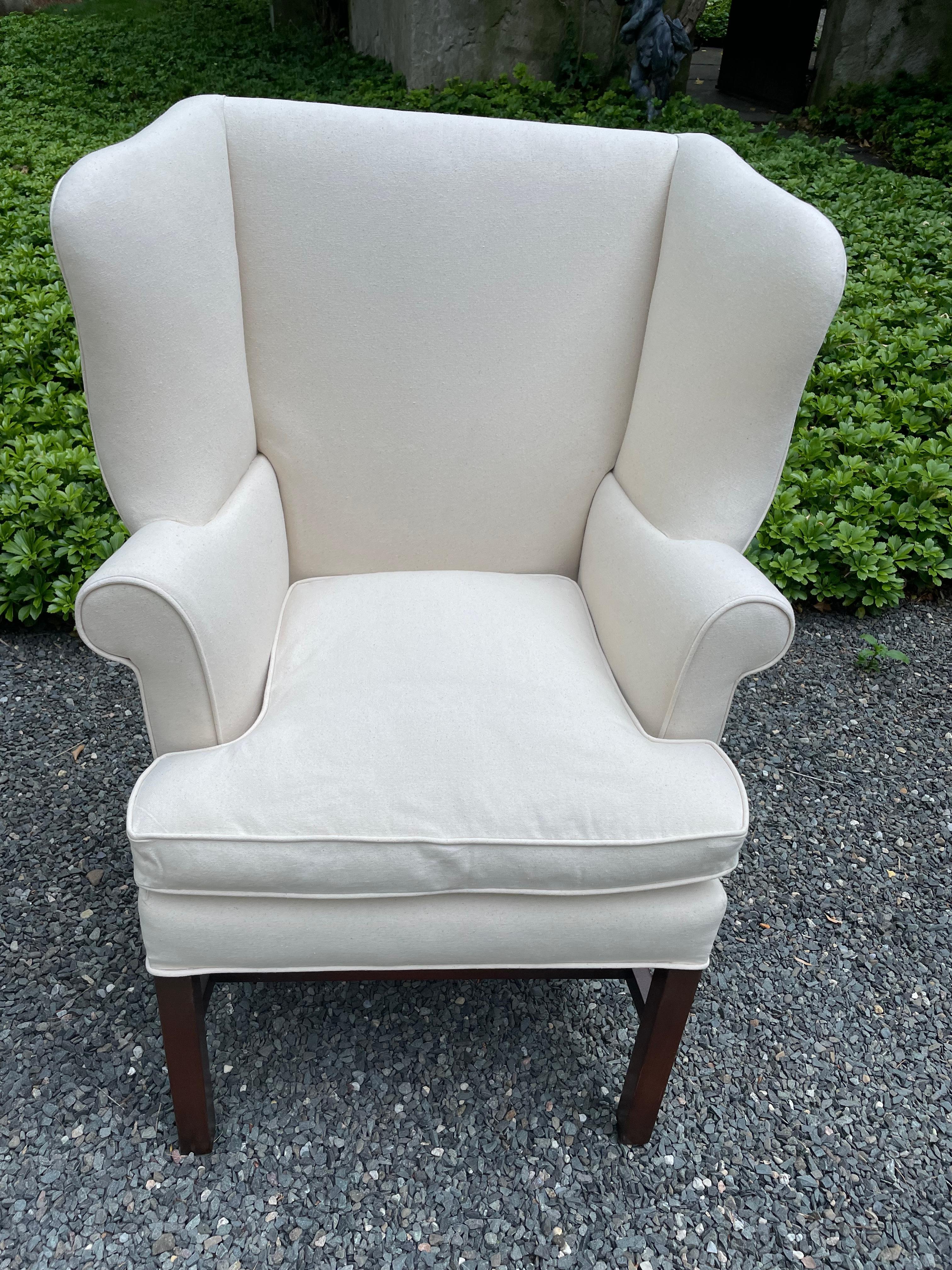 Classic Pair of Antique Georgian Style Newly Upholstered Wing Chairs (amerikanisch) im Angebot