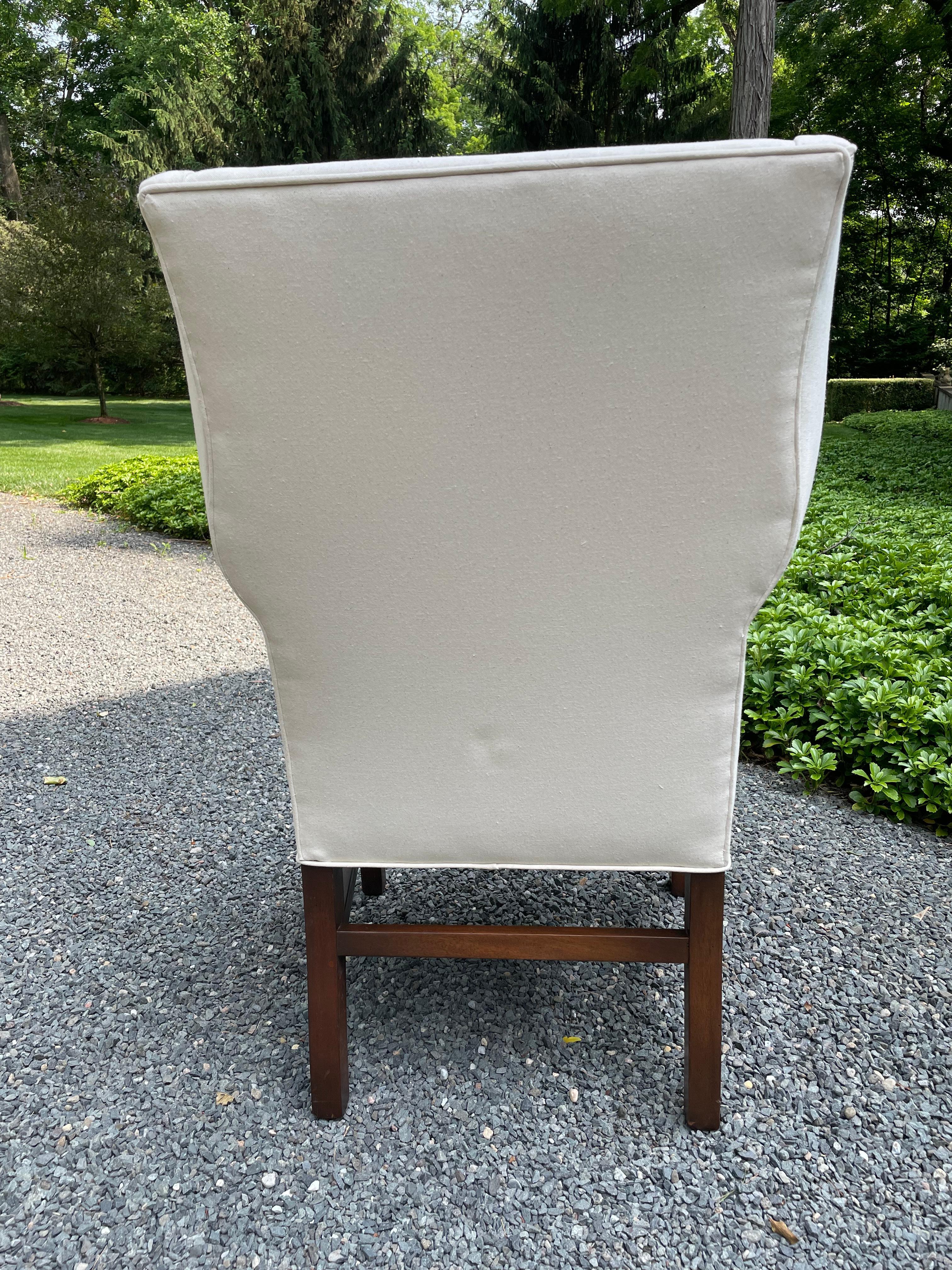 Classic Pair of Antique Georgian Style Newly Upholstering Wing Chairs (Paire de chaises à oreilles anciennes de style géorgien) Bon état - En vente à Hopewell, NJ