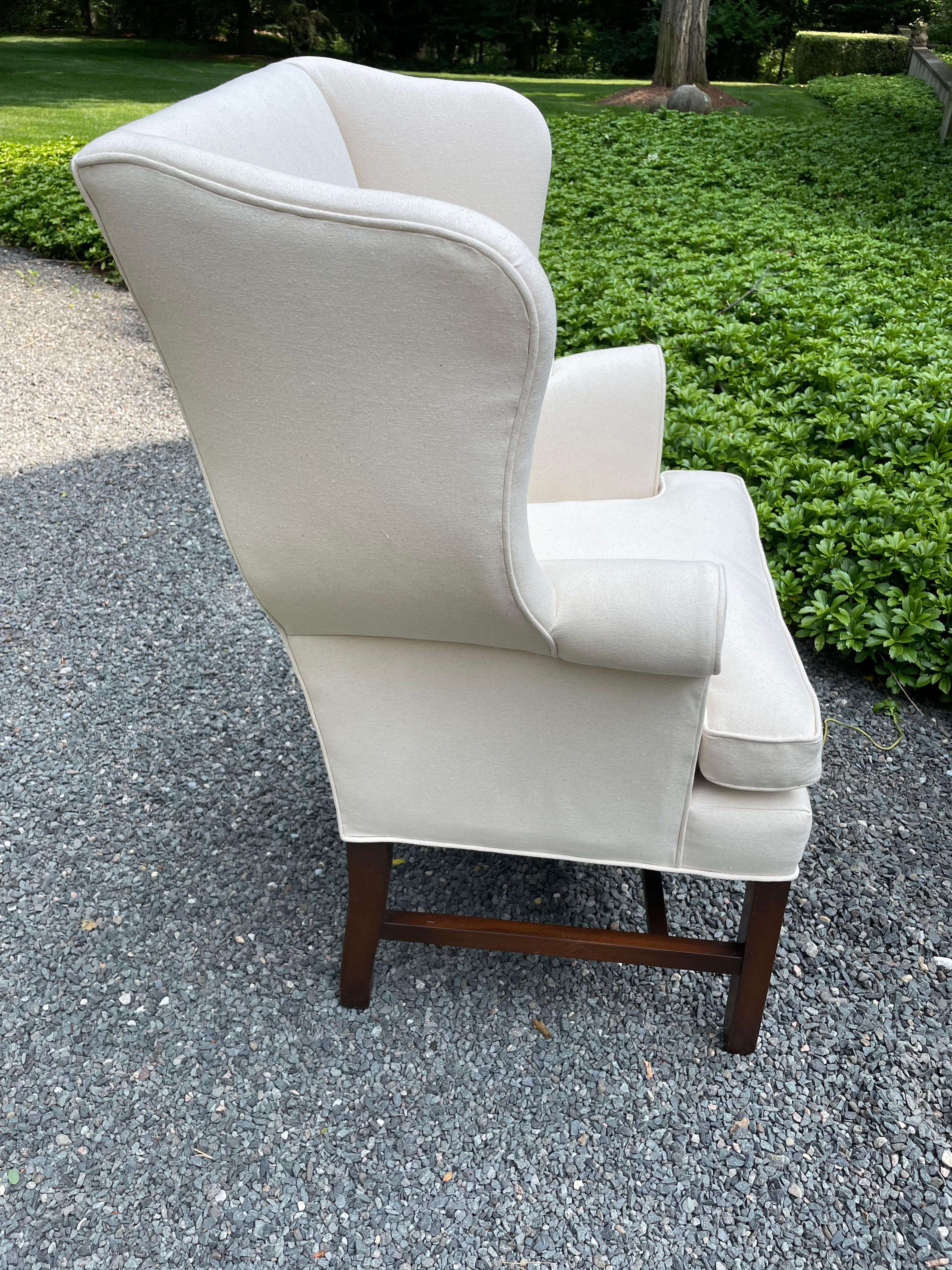 Tissu d'ameublement Classic Pair of Antique Georgian Style Newly Upholstering Wing Chairs (Paire de chaises à oreilles anciennes de style géorgien) en vente