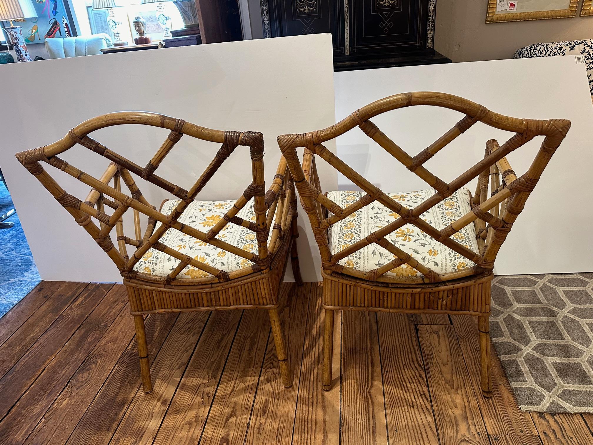 Coppia di poltrone vintage in bambù in stile Chippendale con cuscini nuovi.

Braccio 27.5