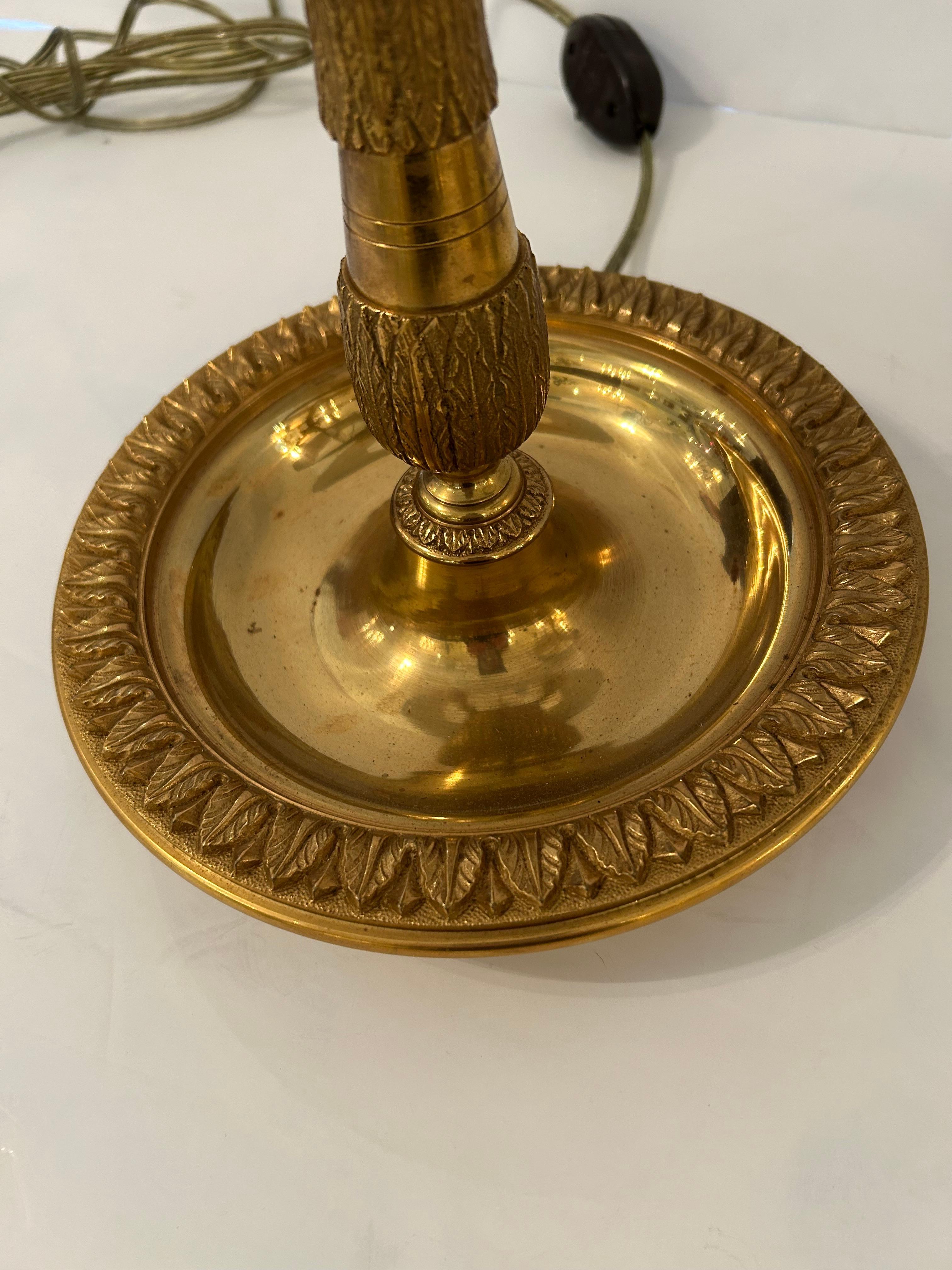 Metà XX secolo Coppia classica di lampade d'epoca in ottone finemente fuso Buillotte in vendita
