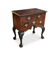 Coppia di comodini classici in stile Chippendale con impiallacciatura in noce
