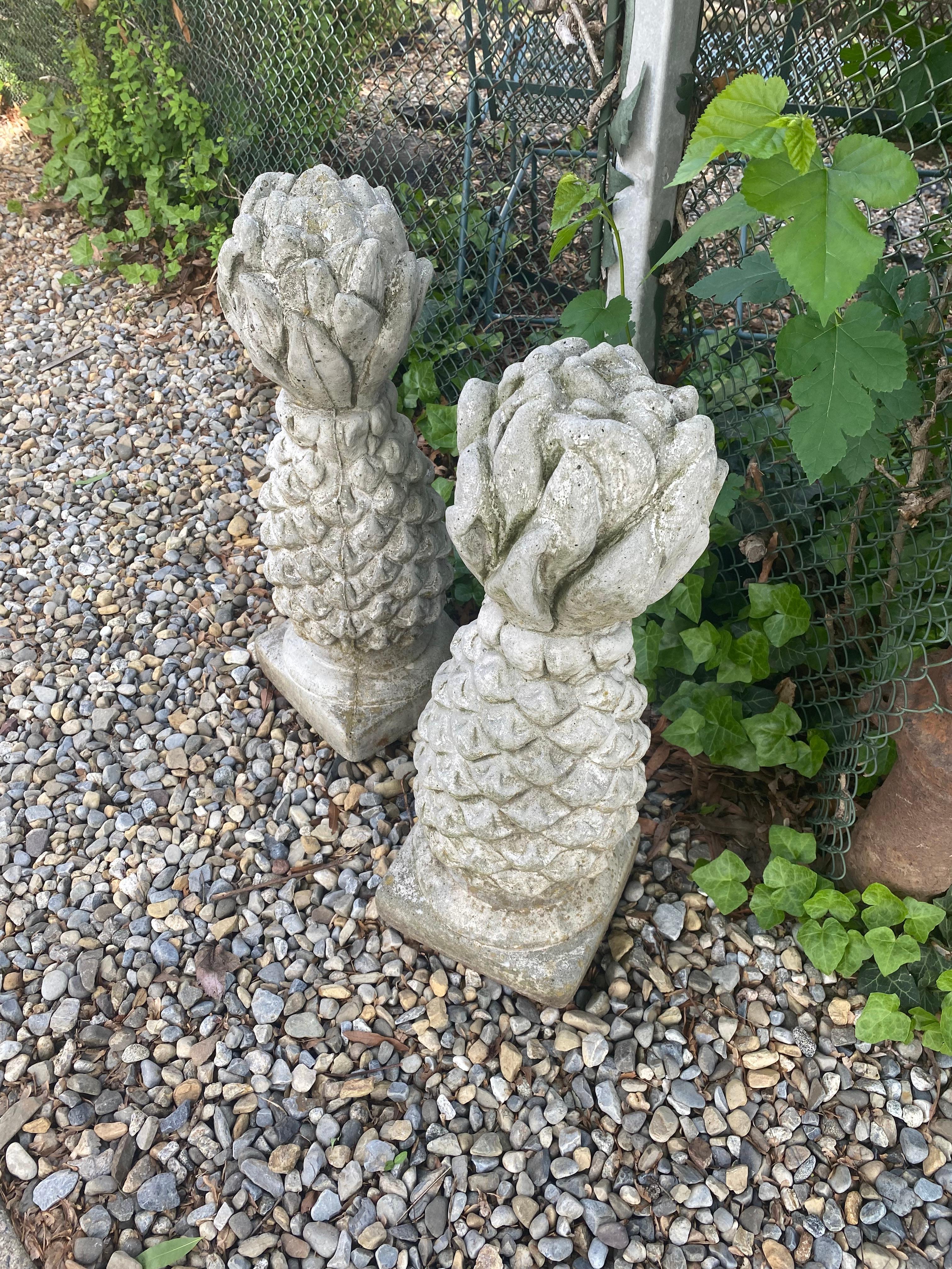 Stilvolles Paar neoklassischer Ananas-Skulpturen aus Beton für den Garten.  Schwere Betonkonstruktion mit schöner, altersbedingter Patina.