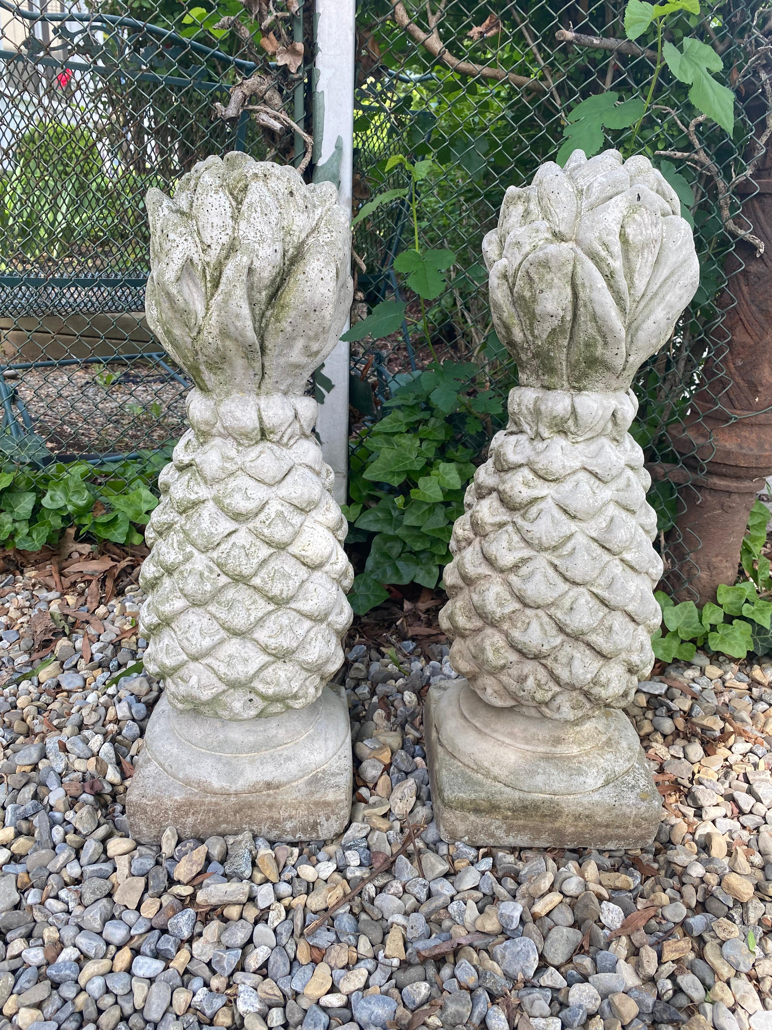 Classic Pair of Concrete Garden Ornamental Pineapple Sculptures (Neoklassisch) im Angebot