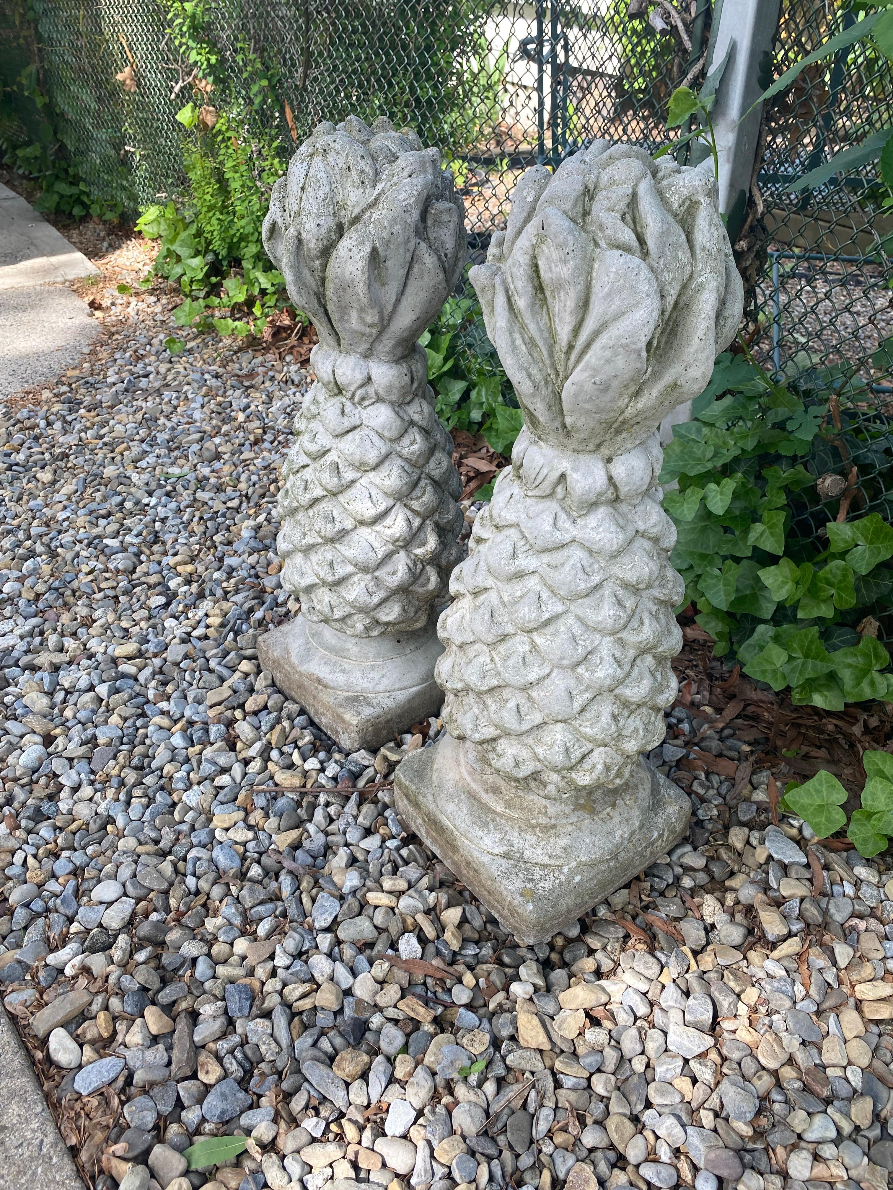 Classic Pair of Concrete Garden Ornamental Pineapple Sculptures (amerikanisch) im Angebot