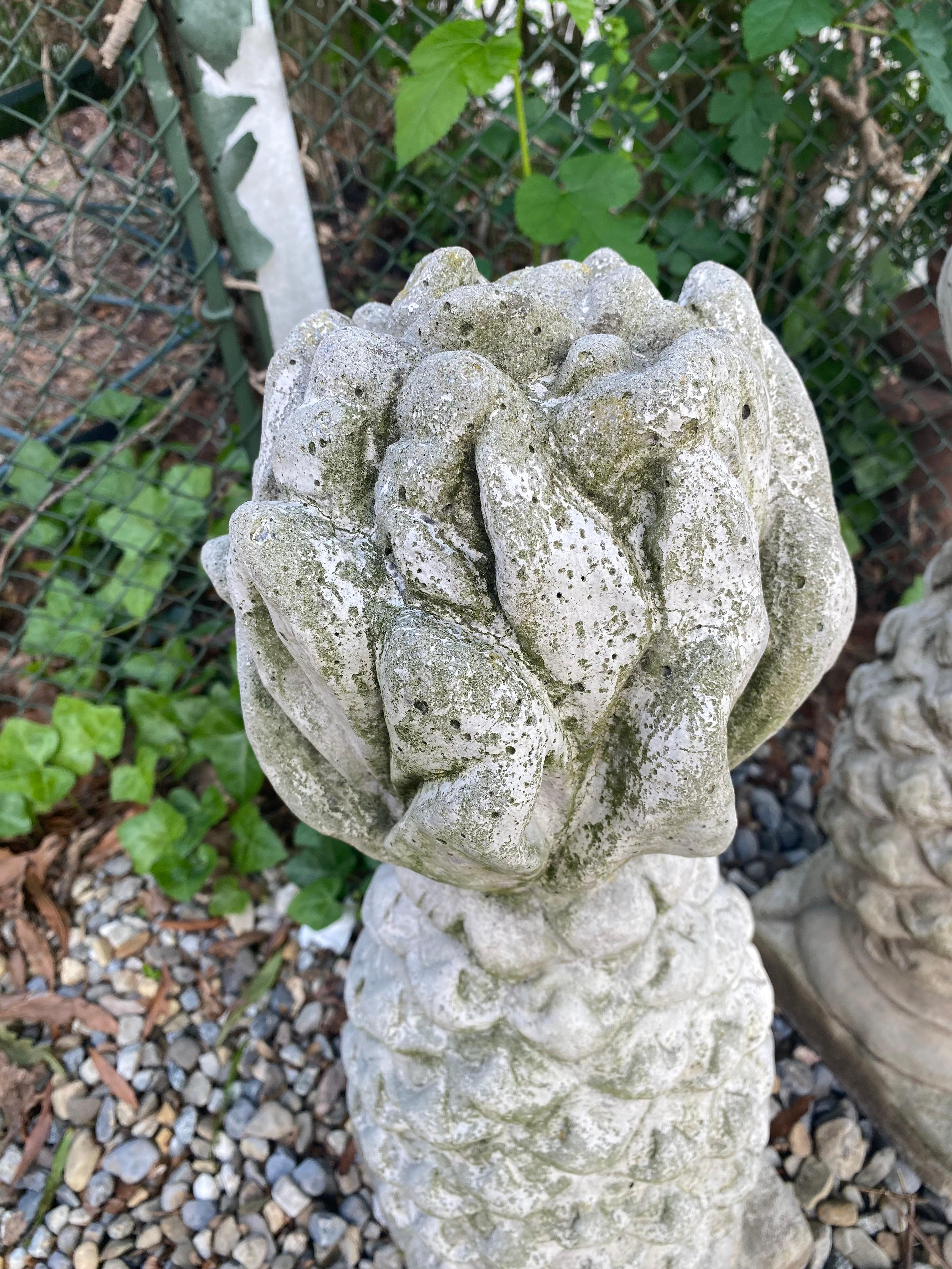 Classic Pair of Concrete Garden Ornamental Pineapple Sculptures im Zustand „Gut“ im Angebot in Hopewell, NJ