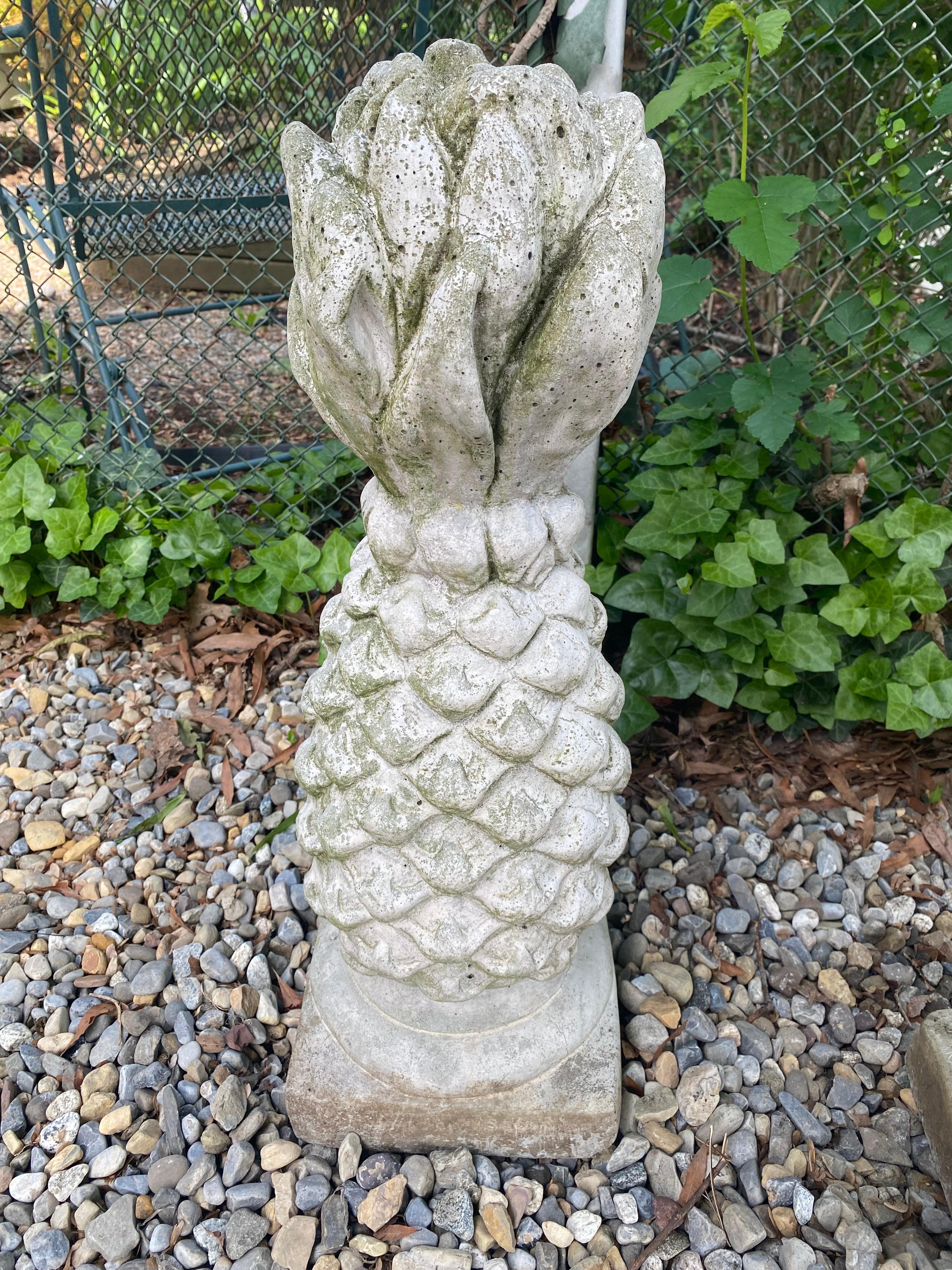 Classic Pair of Concrete Garden Ornamental Pineapple Sculptures (Ende des 20. Jahrhunderts) im Angebot