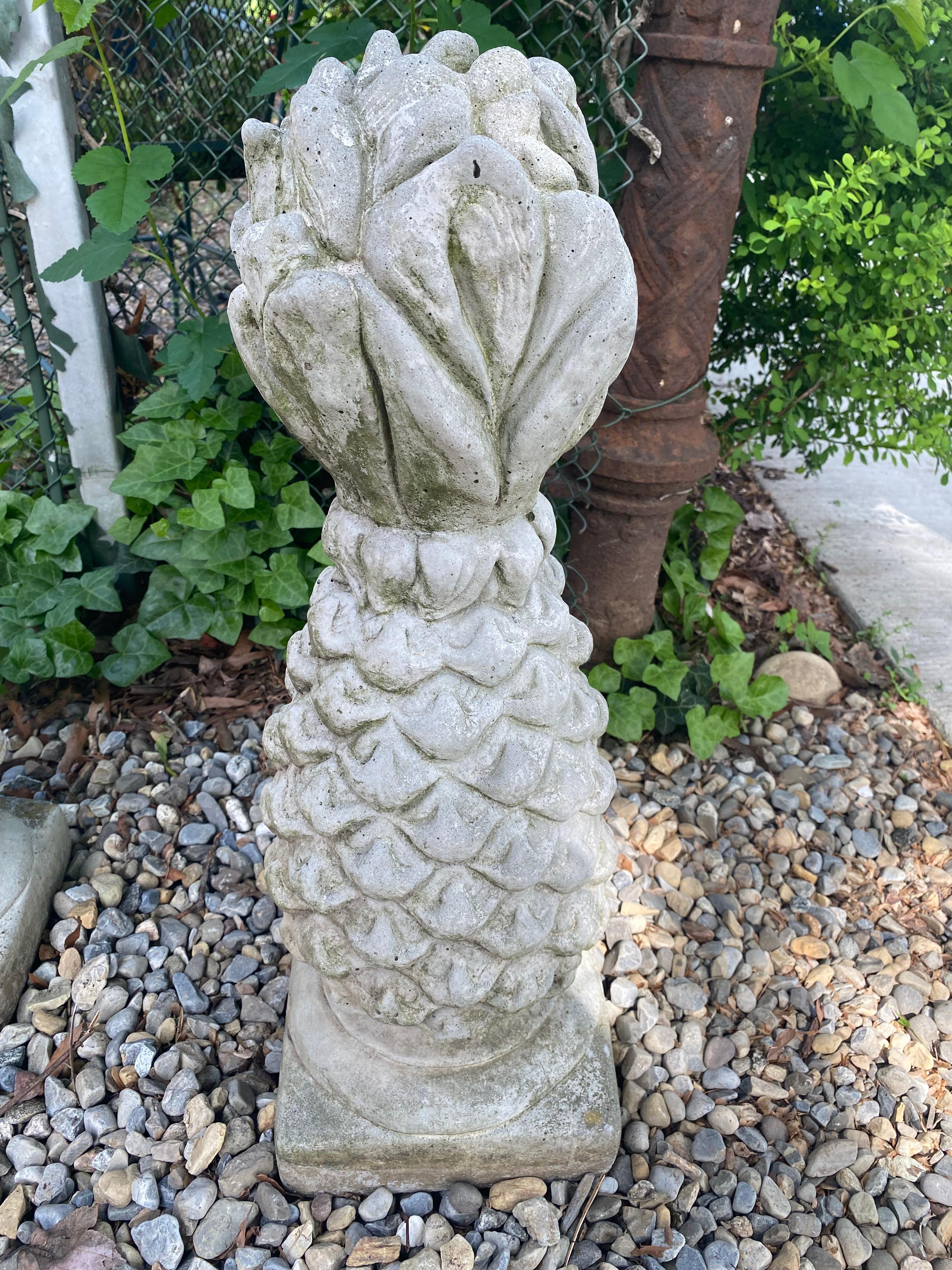 Classic Pair of Concrete Garden Ornamental Pineapple Sculptures (Beton) im Angebot