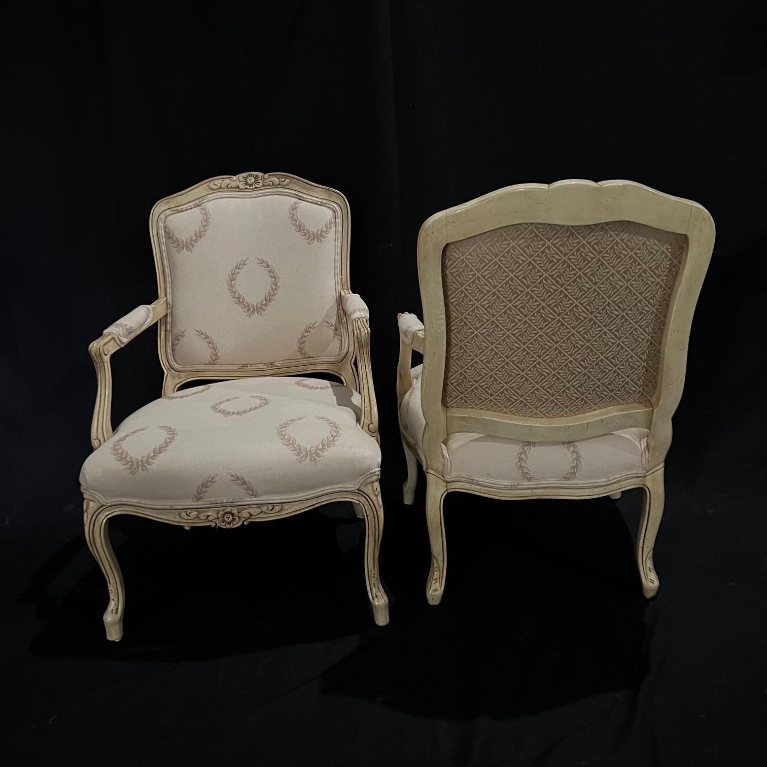 Tissu d'ameublement Paire classique de fauteuils ou de chaises rembourrés peints de style Louis XV  en vente