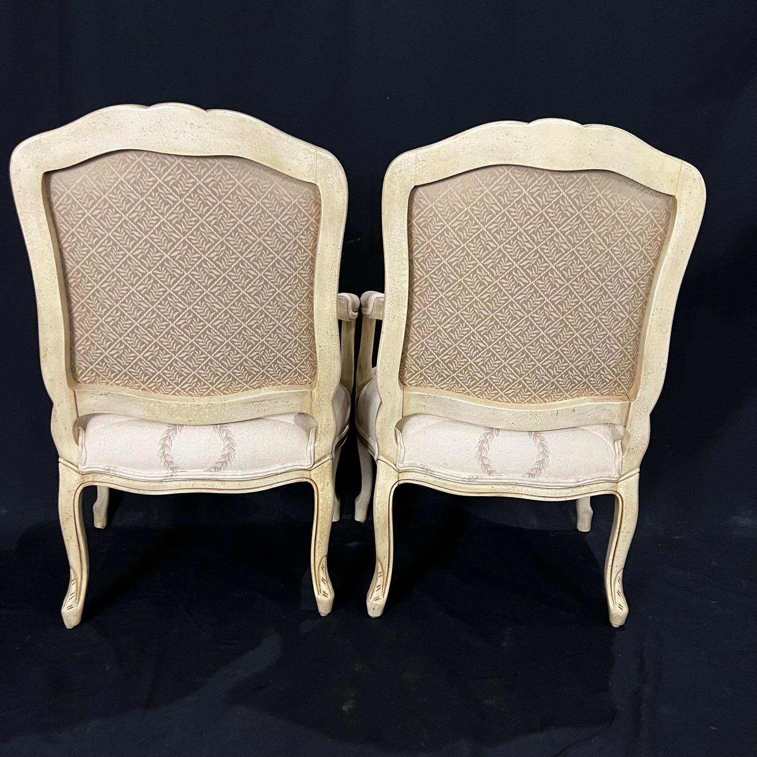 Paire classique de fauteuils ou de chaises rembourrés peints de style Louis XV  en vente 1