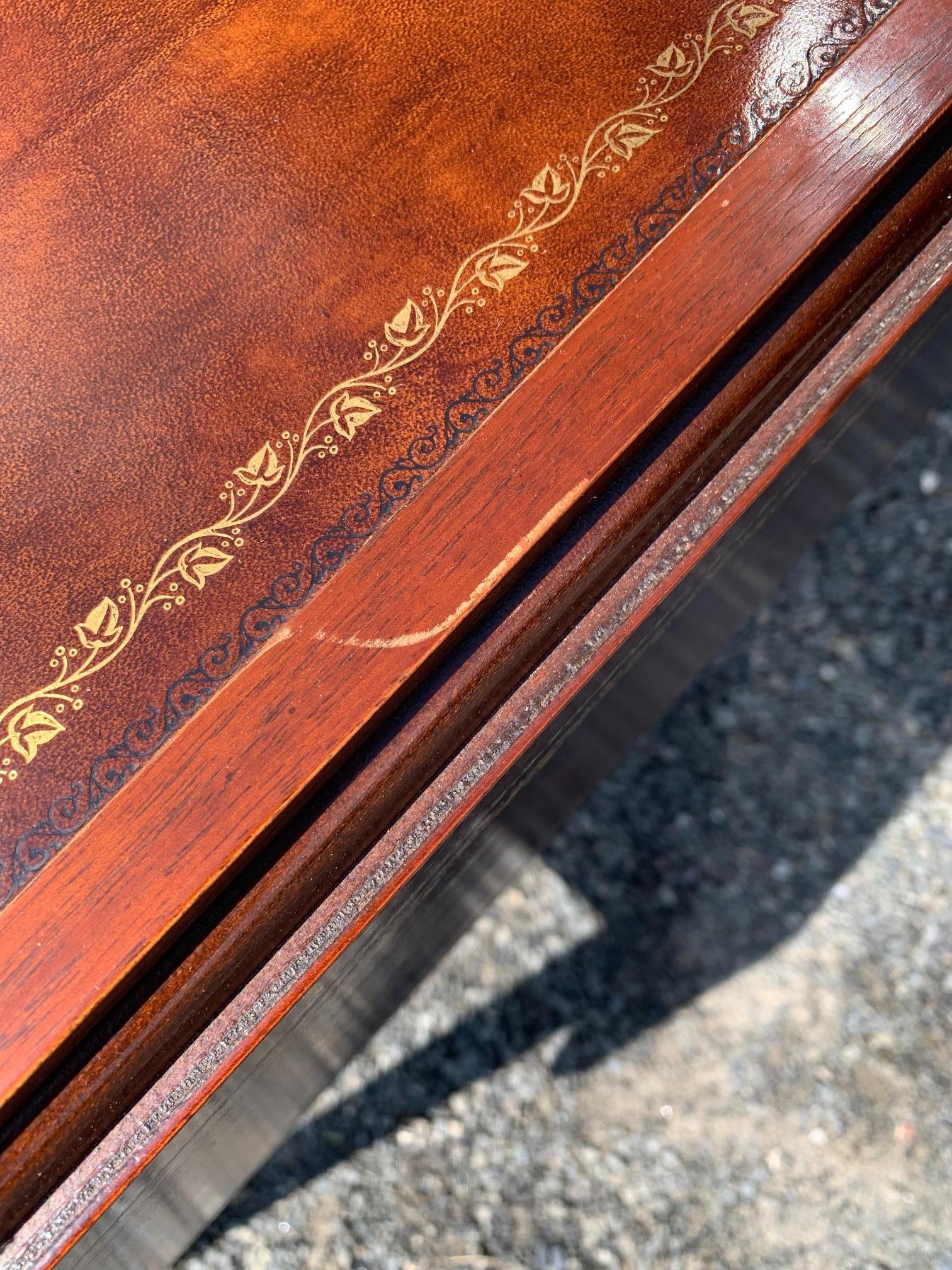 Classic Pair of Leather Top Pembroke Side End Tables In Good Condition In Hopewell, NJ