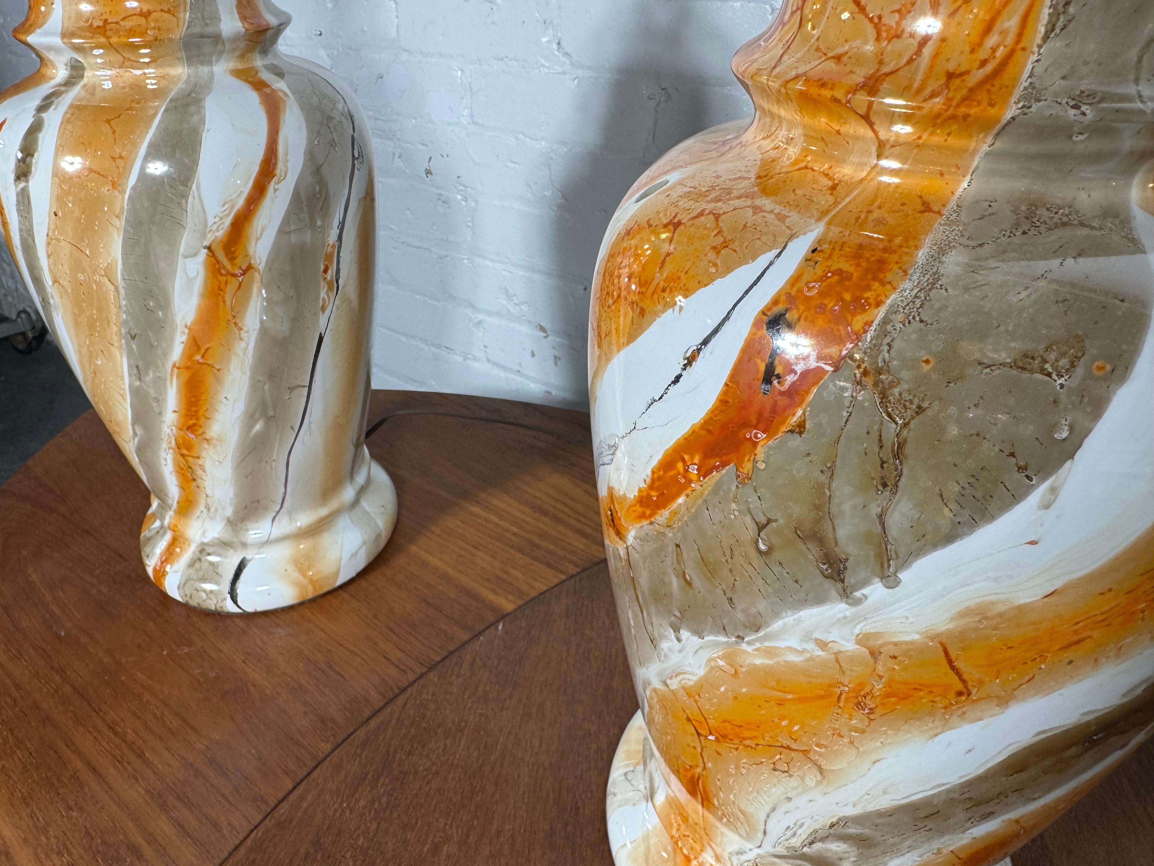 Paire classique de lampes à pot de gingembre de style asiatique du milieu du siècle, avec une riche glaçure lustrée tourbillonnante ; chacune avec une glaçure lustrée légèrement irisée dans des tons de terre sourds de terre de sienne brûlée, de