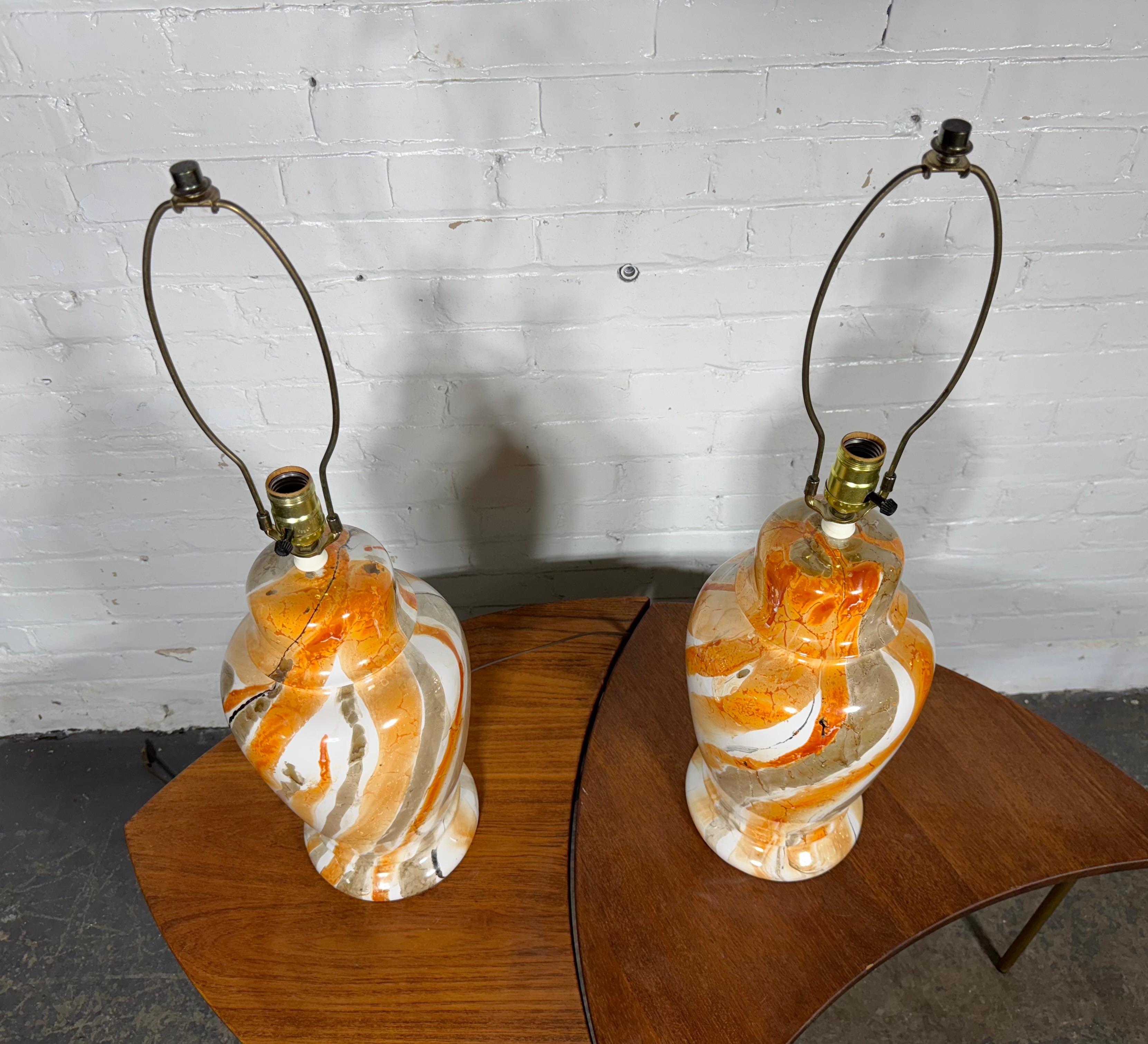 Milieu du XXe siècle Paire classique de lampes à pot en gingembre de style Asian Style du milieu du siècle, à la riche glaçure lustrée en vente