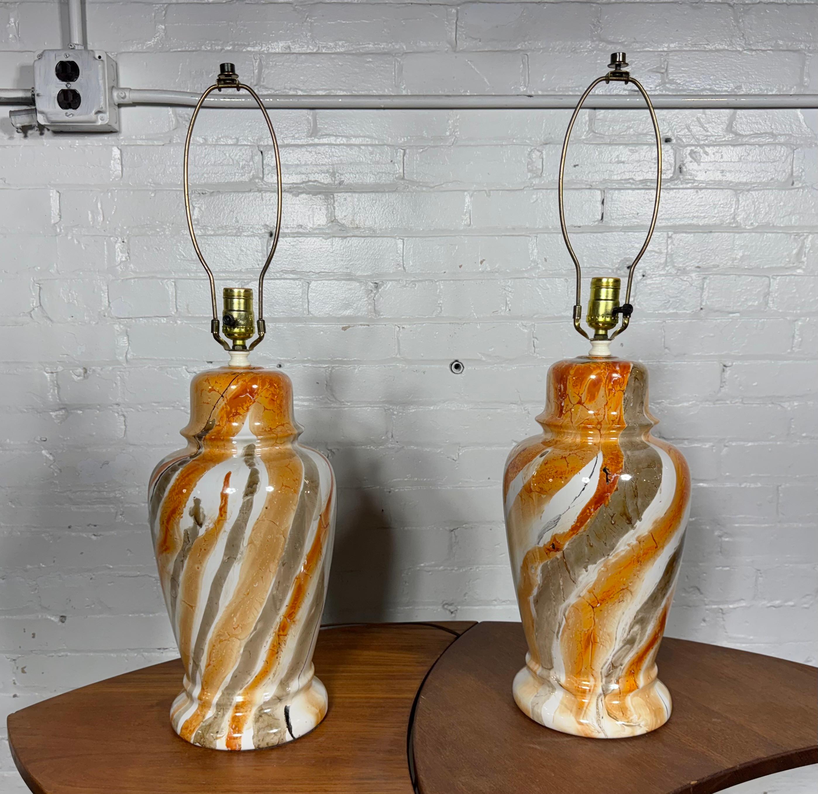 Céramique Paire classique de lampes à pot en gingembre de style Asian Style du milieu du siècle, à la riche glaçure lustrée en vente