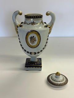 Classic Pair of Mottahedeh Chinese Export Style Covered Urns