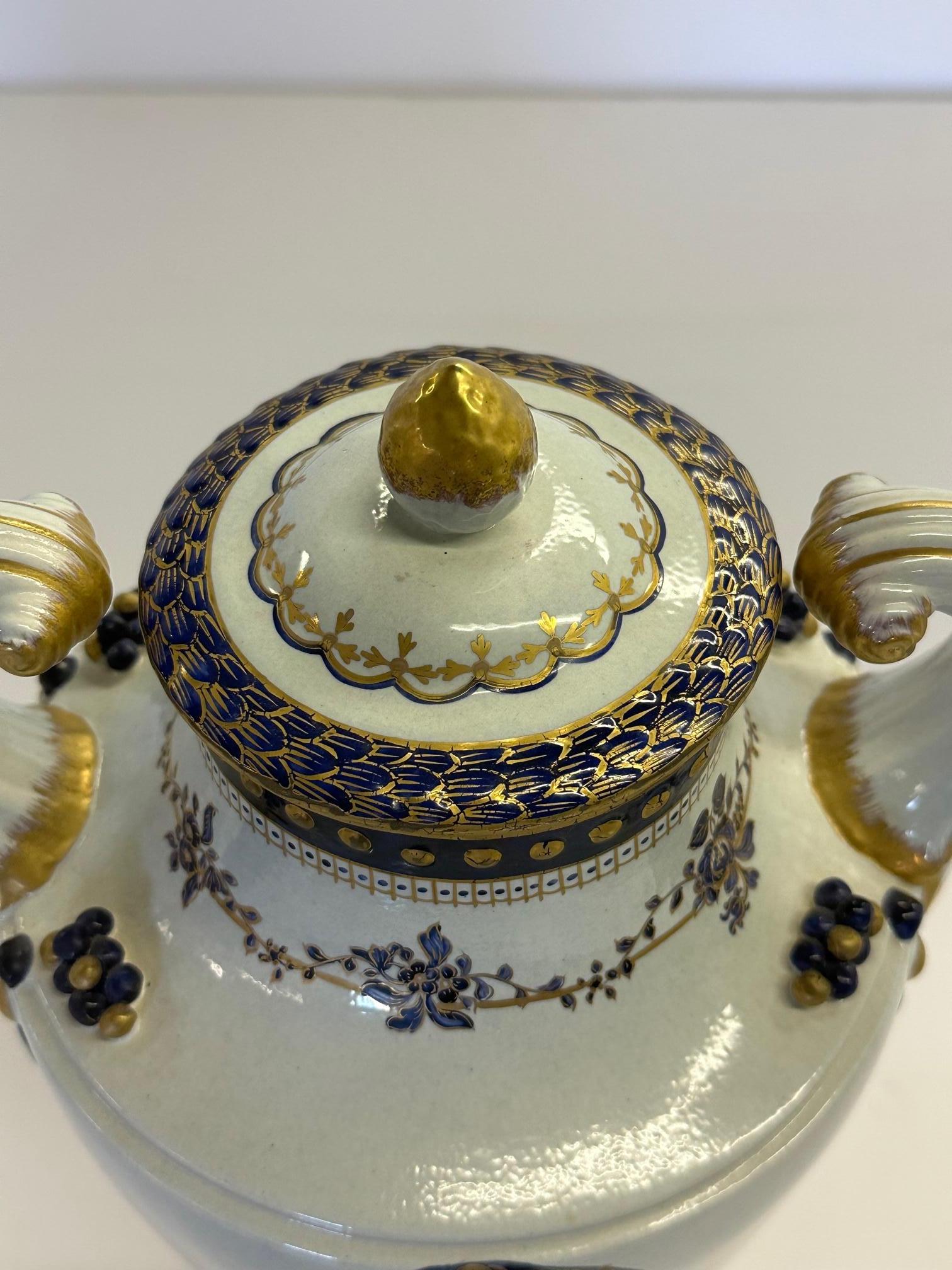 Italian Classic Pair of Mottahedeh Chinese Export Style Covered Urns For Sale