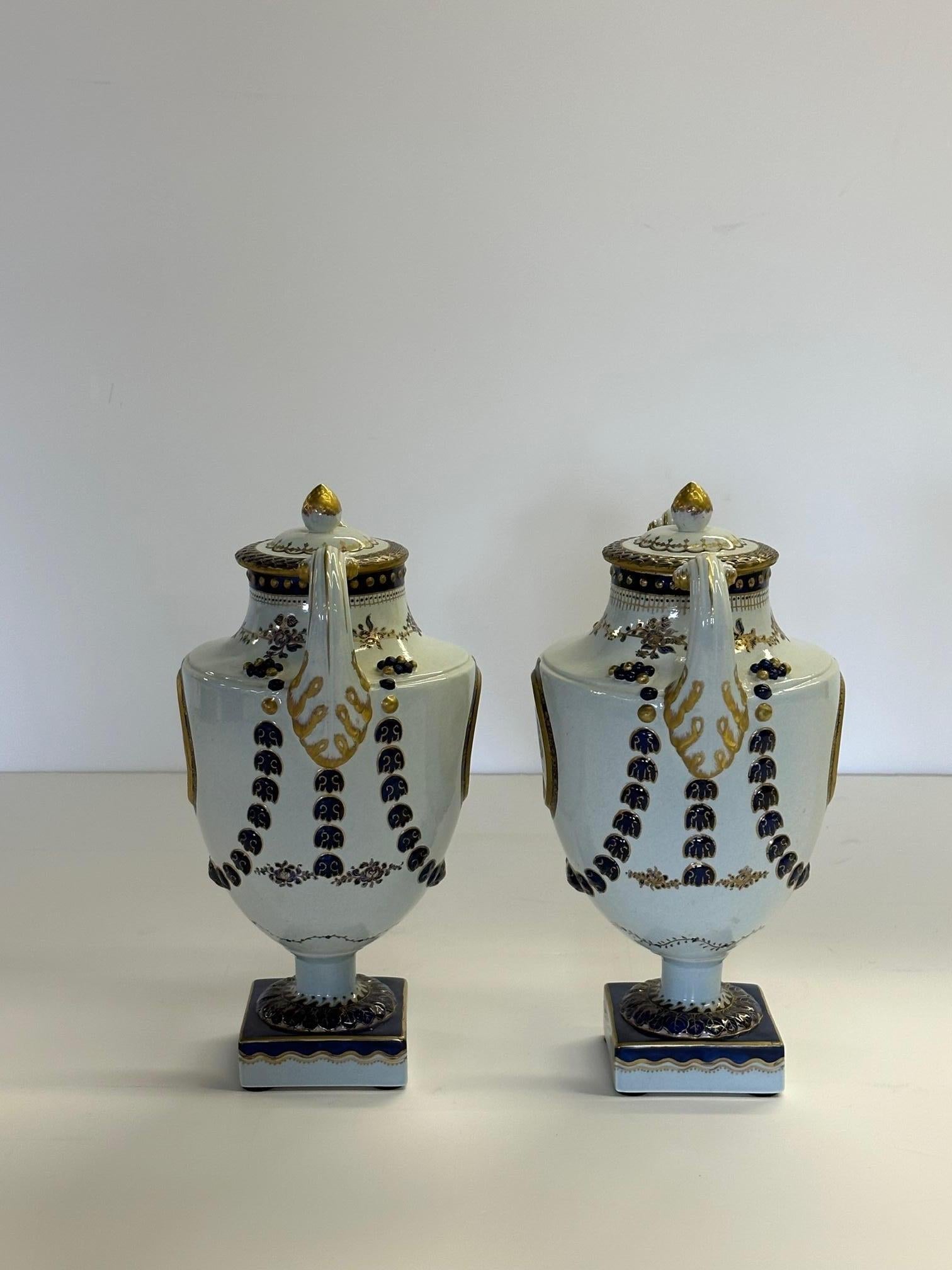 Late 20th Century Classic Pair of Mottahedeh Chinese Export Style Covered Urns For Sale