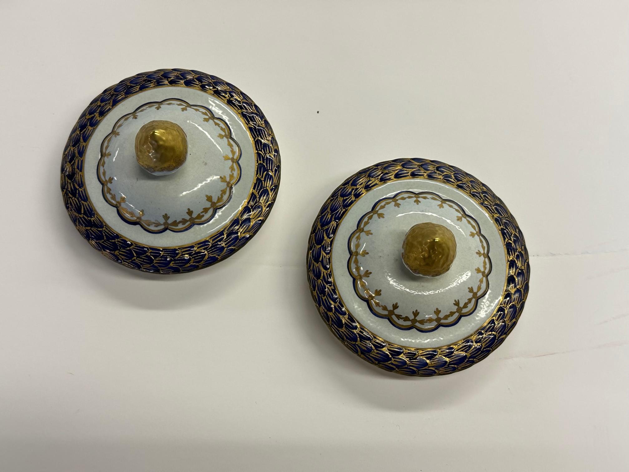 Ceramic Classic Pair of Mottahedeh Chinese Export Style Covered Urns For Sale