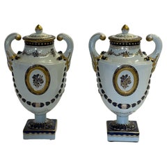 Classic Pair of Mottahedeh Chinese Export Style Covered Urns