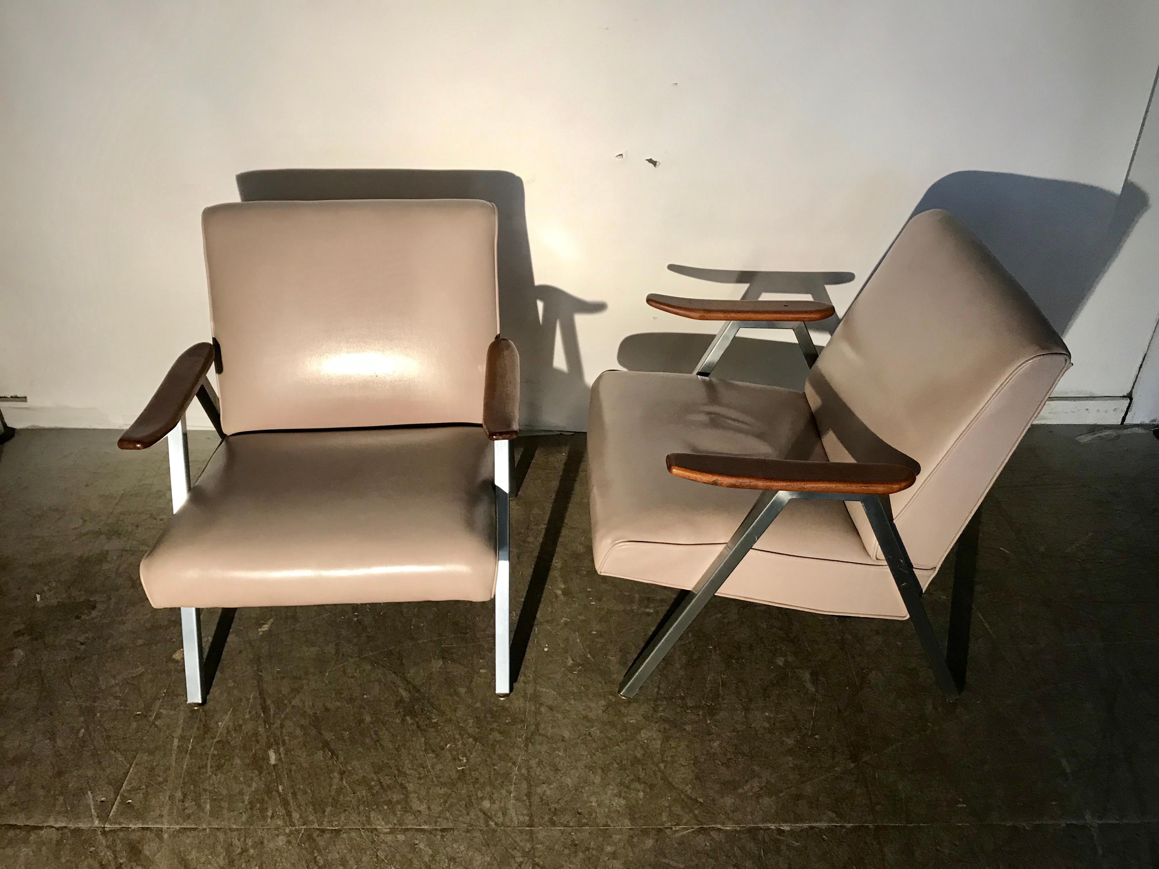 Classic Pair of Royal Chrome Aluminum Lounge Chairs For Sale 3