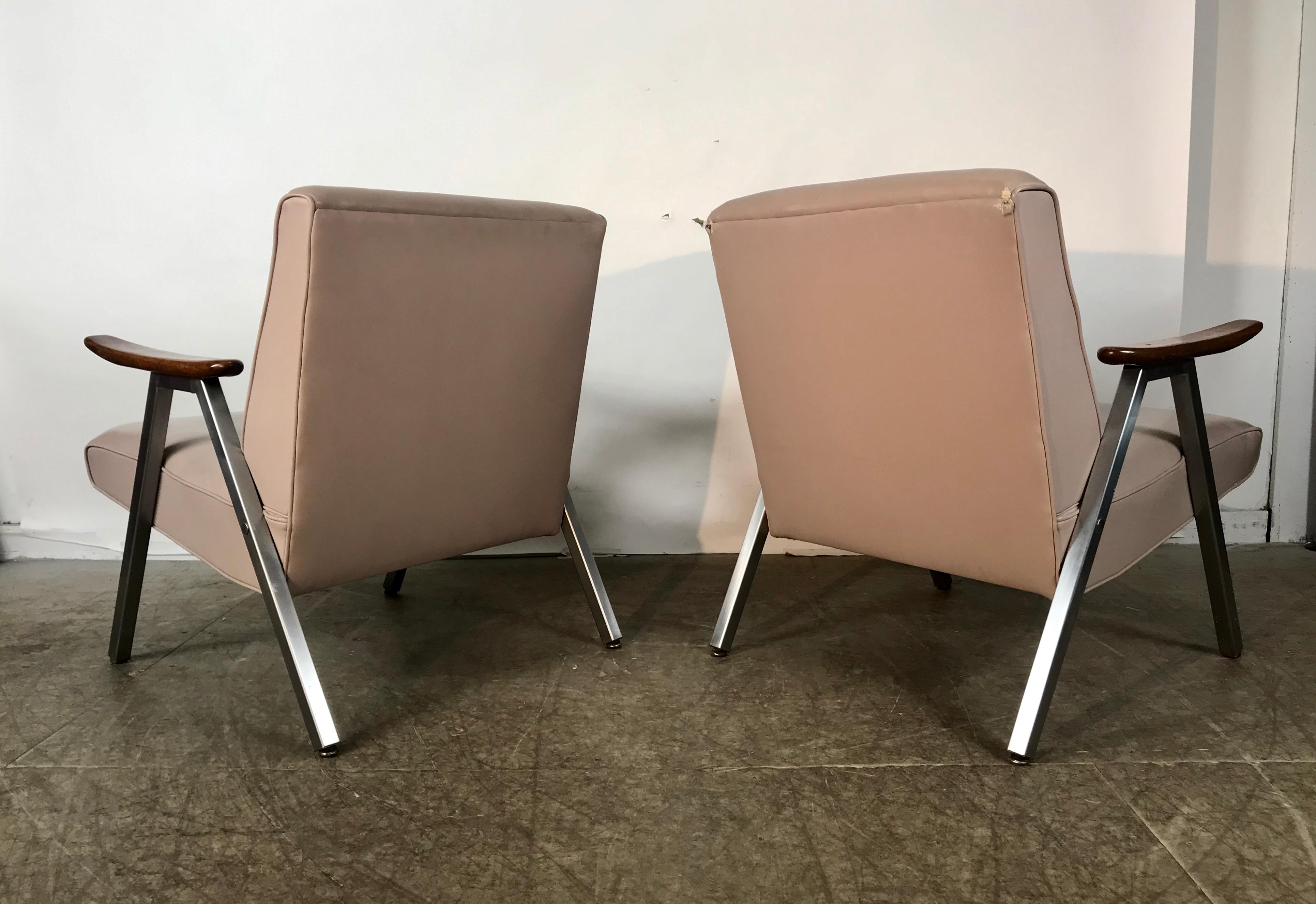 Milieu du XXe siècle Paire classique de chaises longues royales en aluminium et chrome en vente
