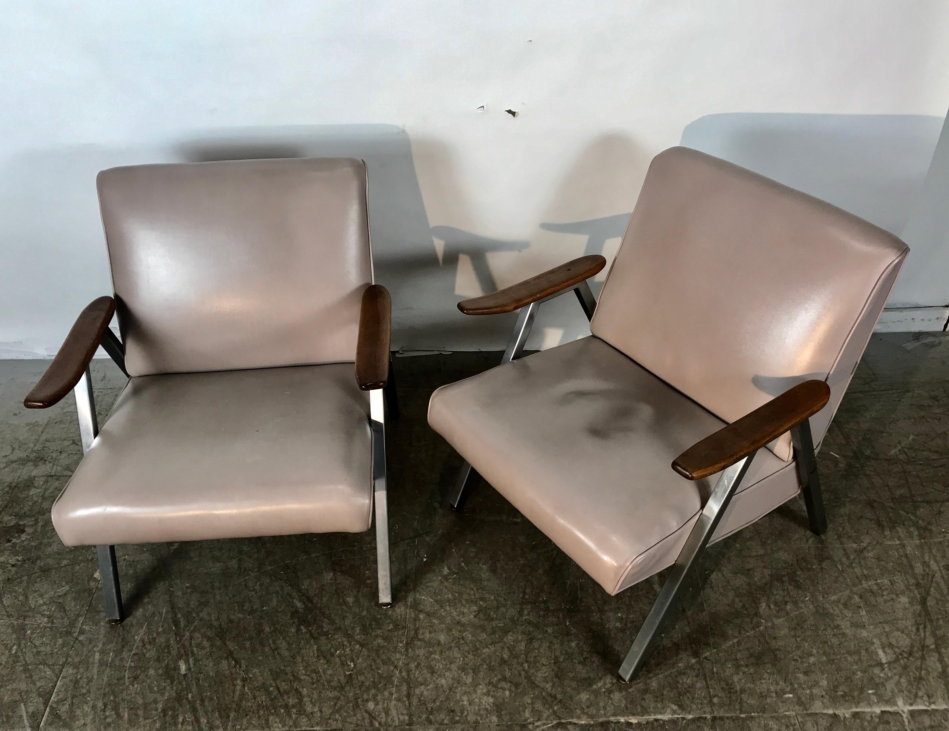 Classic Pair of Royal Chrome Aluminum Lounge Chairs For Sale 1
