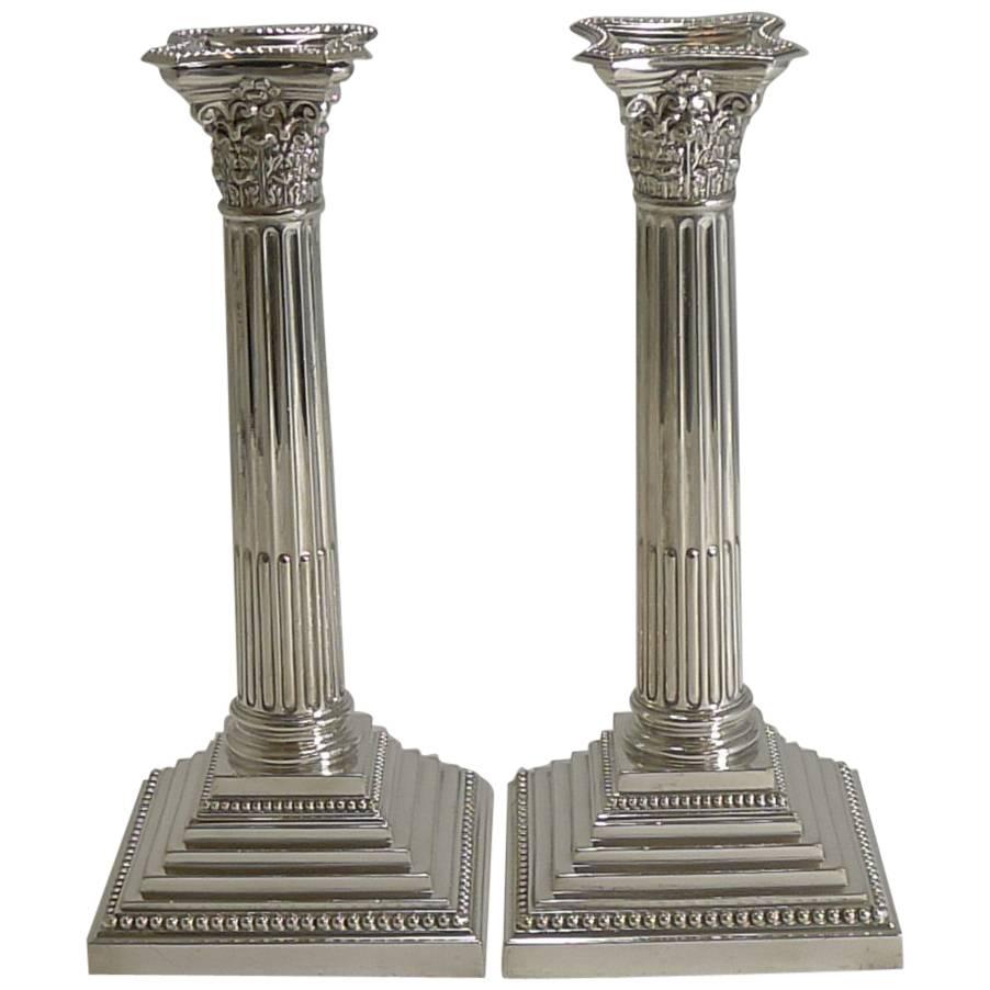 Paire classique de chandeliers à colonne corinthienne en métal argenté par Elkington:: 1929