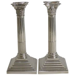 Paire classique de chandeliers à colonne corinthienne en métal argenté par Elkington:: 1929