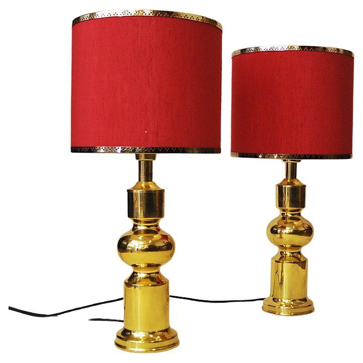 Lovely vintage brass table lamp pair produced by Aneta, Växsjö - Sweden 1970s. Polished brass and great design shape.
The lamps are delivered with lovely red shades with brass edges. (There has been a grid on top but are now open)
The tablelamps