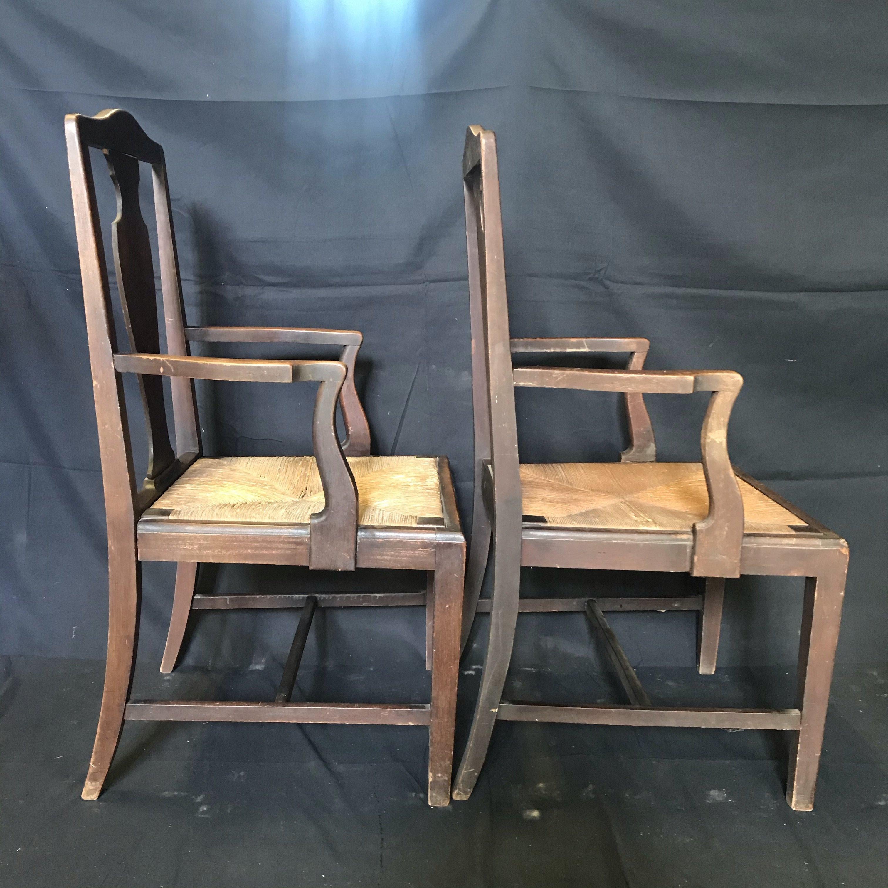 Européen Paire classique de deux fauteuils Chippendale britanniques d'époque avec sièges en jonc en vente