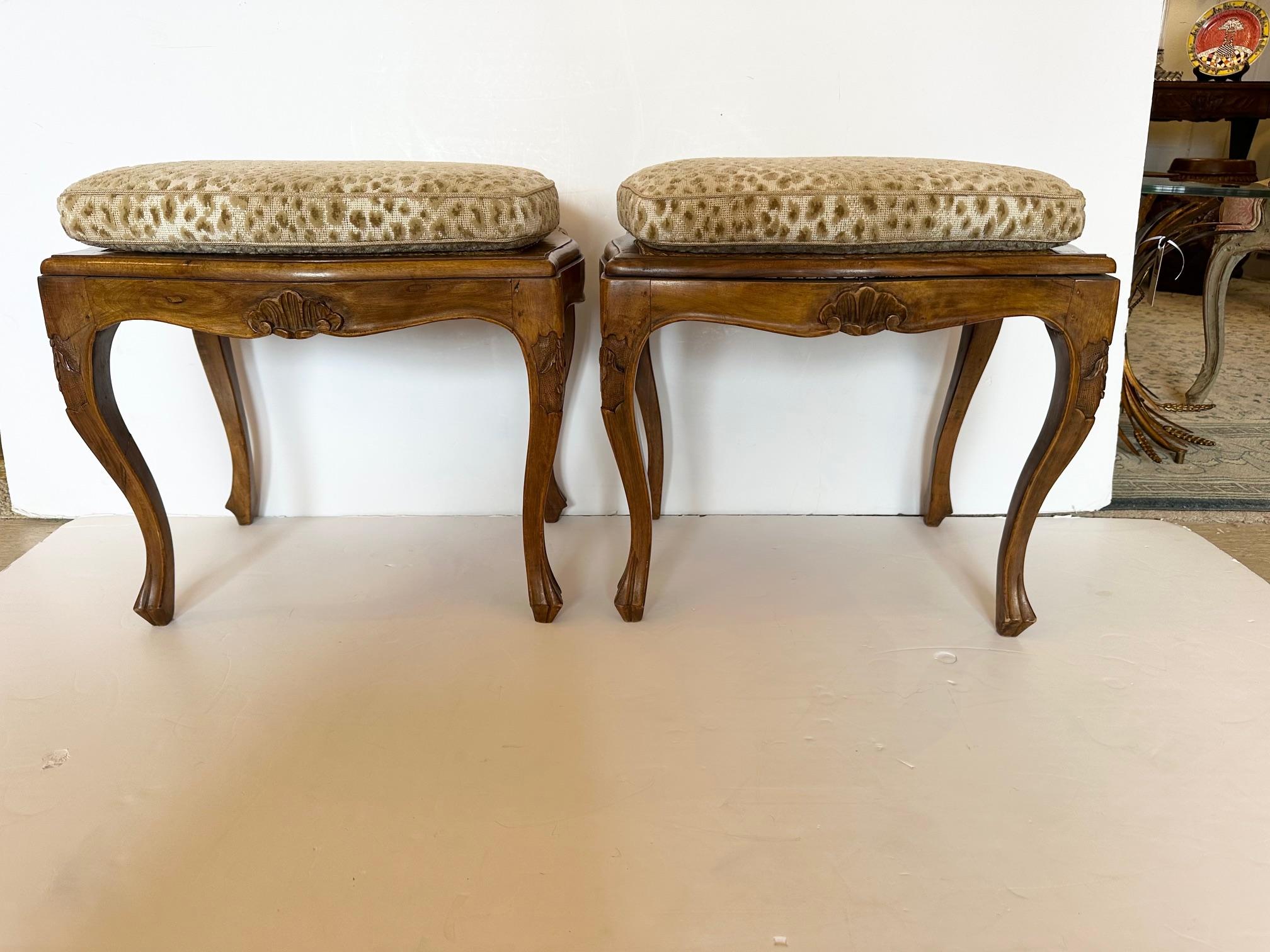 Pareja de bancos clásicos de madera de nogal con cojines personalizados con estampado de animales Francés en venta
