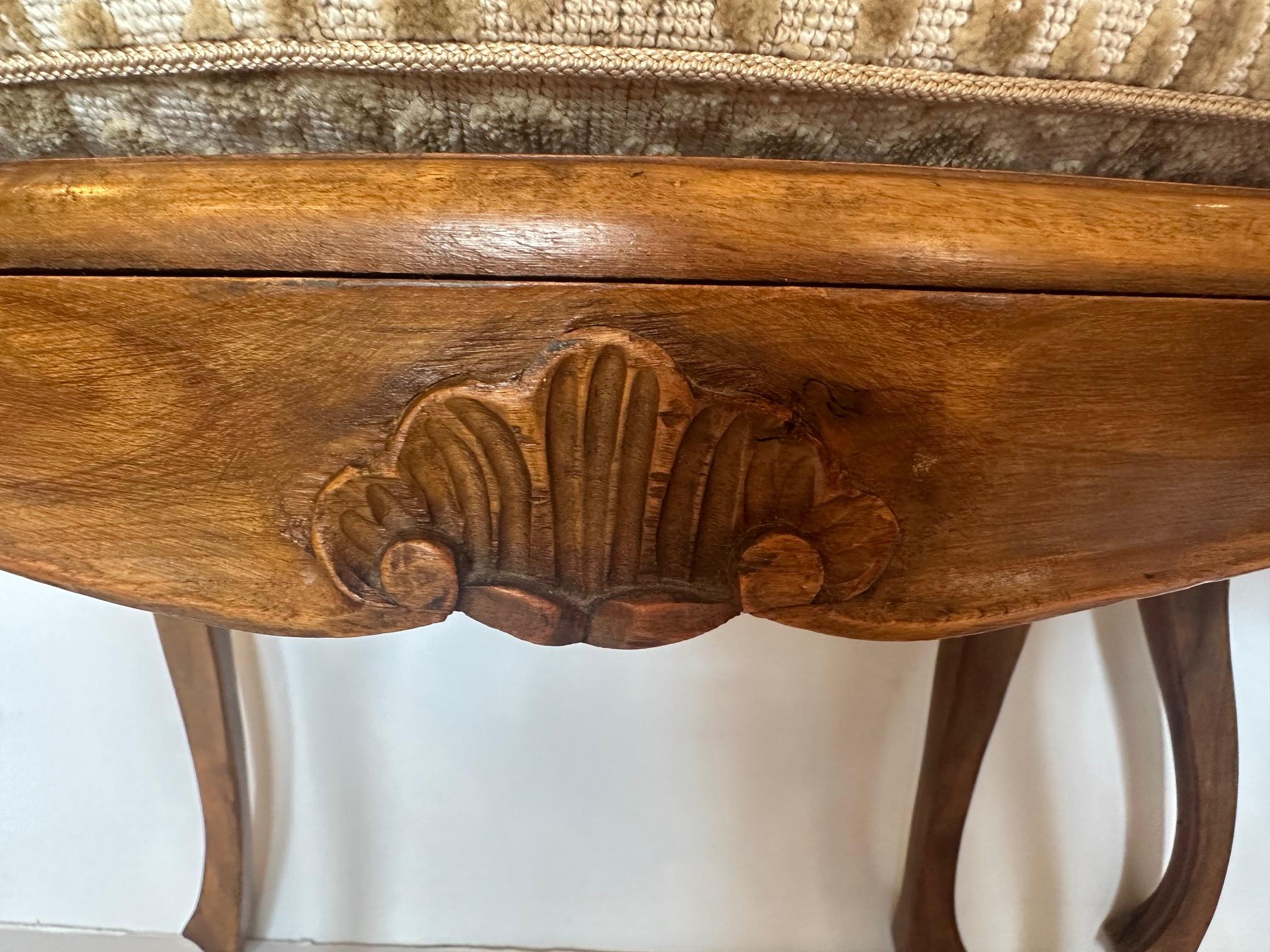 Pareja de bancos clásicos de madera de nogal con cojines personalizados con estampado de animales en Bueno estado para la venta en Hopewell, NJ