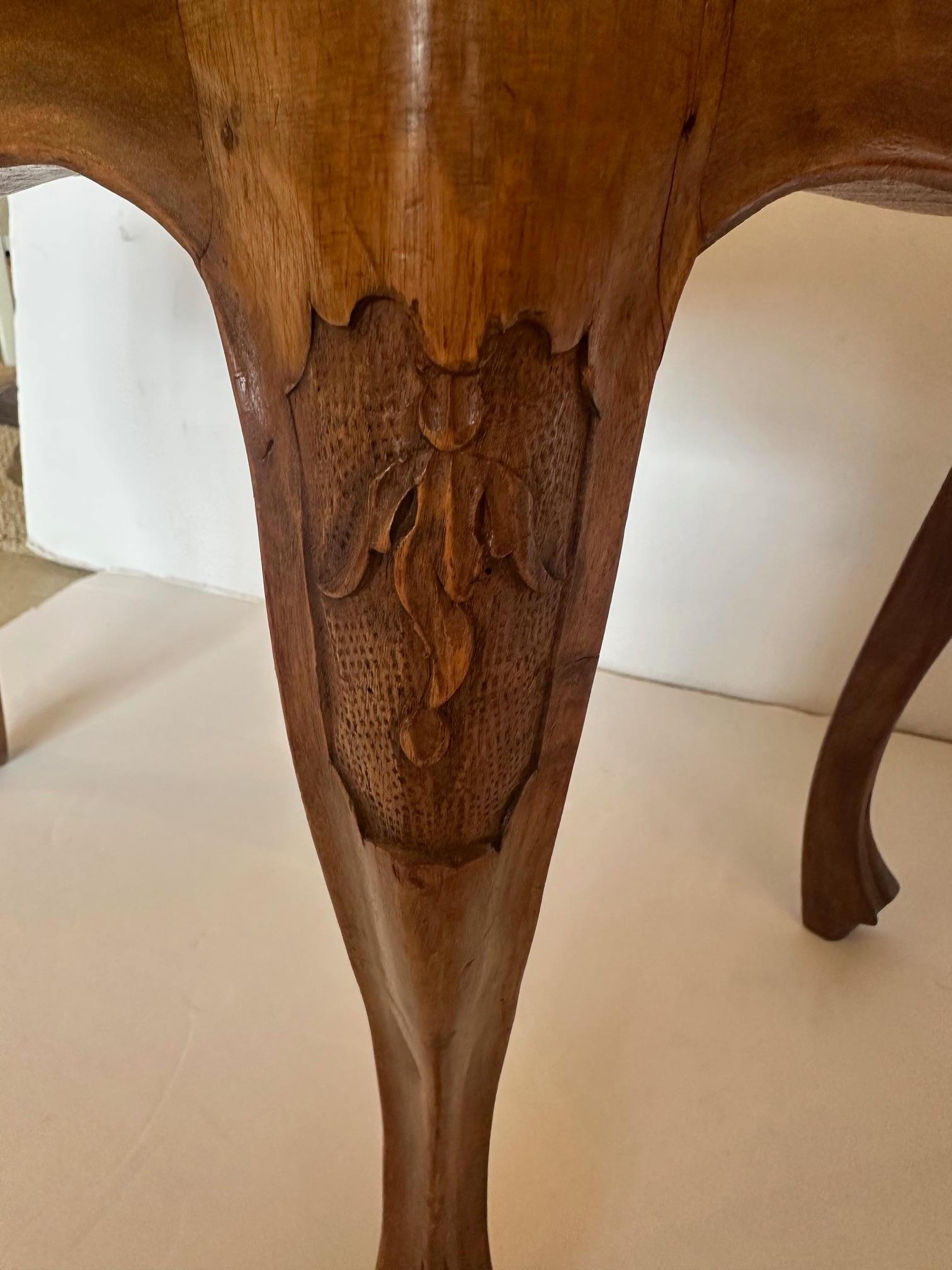 Pareja de bancos clásicos de madera de nogal con cojines personalizados con estampado de animales siglo XIX en venta